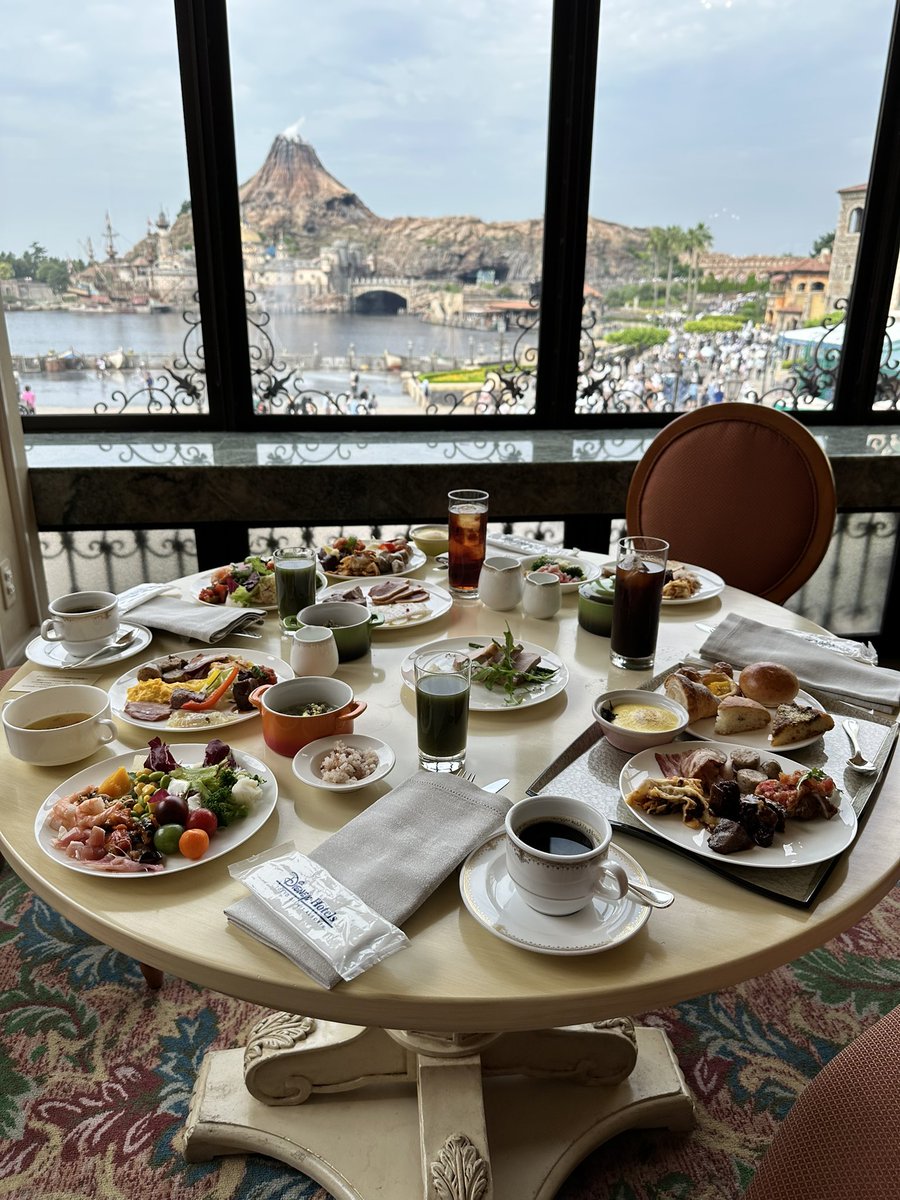 speciale016's tweet photo. 今日は贅沢な朝食をディズニーシーを見ながらゆっくり堪能しました。 ミッキー型のマンゴーデニッシュは美味しくて何回も食べました! サラダにはミッキーシルエットも添えて‼︎ https://t.co/6heOEsSKzk
