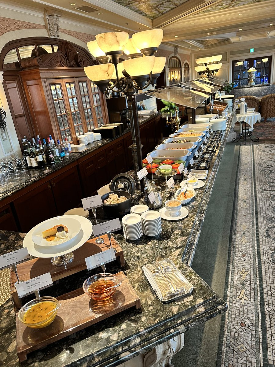 speciale016's tweet photo. 今日は贅沢な朝食をディズニーシーを見ながらゆっくり堪能しました。 ミッキー型のマンゴーデニッシュは美味しくて何回も食べました! サラダにはミッキーシルエットも添えて‼︎ https://t.co/6heOEsSKzk