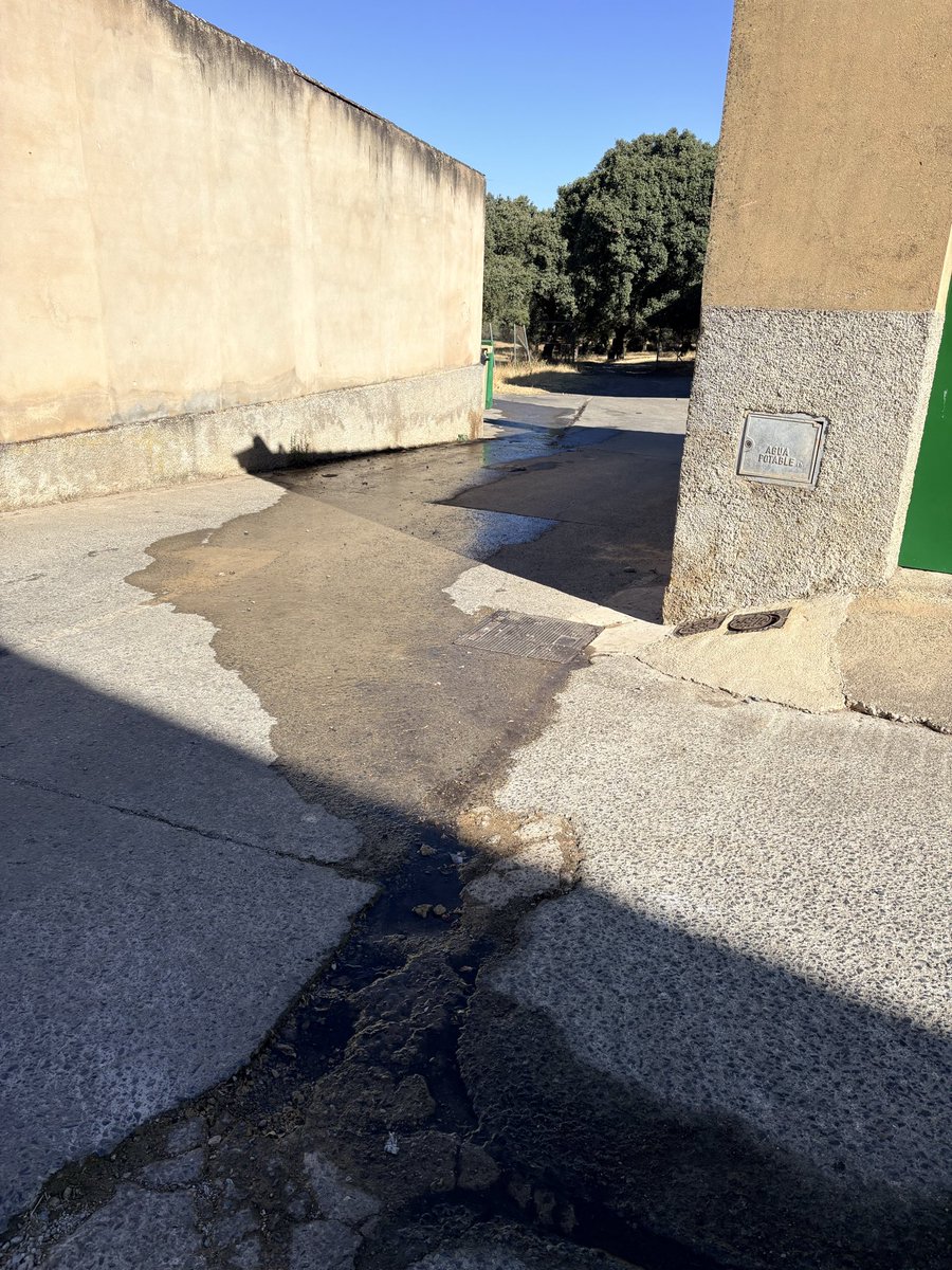 Pibolu's tweet photo. @Giahsa En Valdezufre existe una rotura en la red de abastecimiento que está provocando una pérdida continuada de agua desde hace una semana.

A pesar del tiempo transcurrido, la incidencia continúa sin haber sido reparada. https://t.co/SId2mW81NM