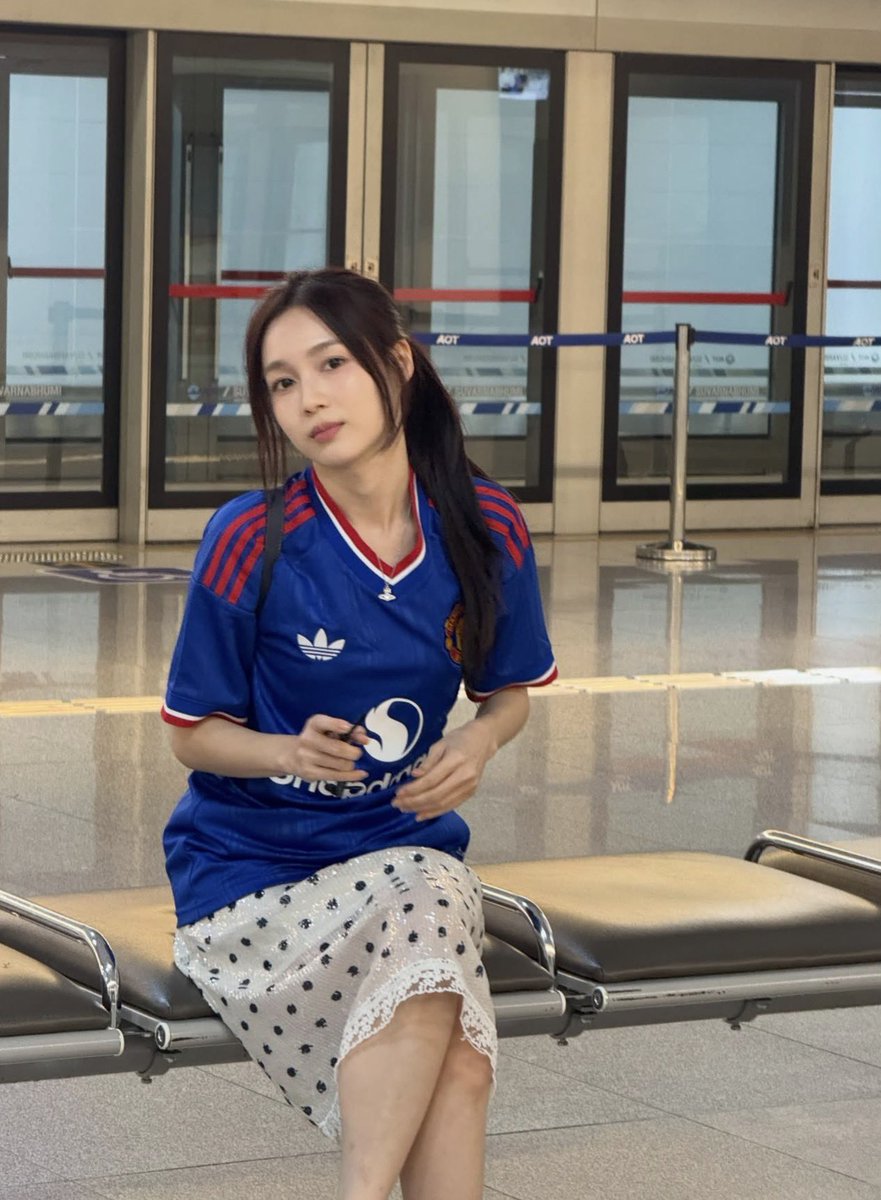 luverruks's tweet photo. that one girl you see at the airport and think about for the rest of your life https://t.co/Xmfv74JMRr