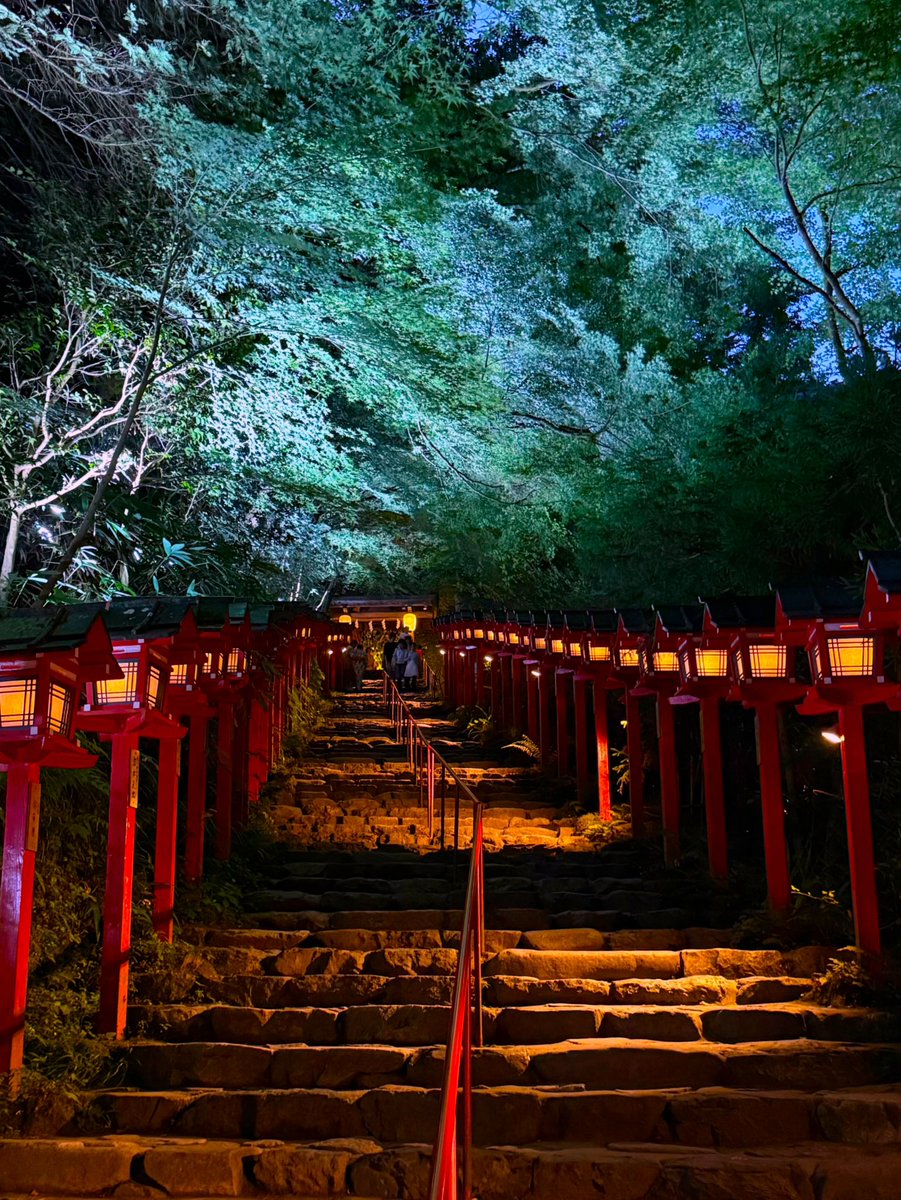 yoshimura0303's tweet photo. 昨日は、暑い京都市街から京の奥座敷、貴船へ。
貴船神社菓行奉賛会の集まりに参加して来ました。
貴船神社は、京の水を守る神社として平安時代以前からあったそうです。
和菓子は水をたくさん使います。
うちも井戸水を使っていますので感謝を持ってお参りしました。
北陸新幹線桂川ルートにあたり井戸水を使っている和菓子屋さんは大変心配されていました。
これから、始まる様々な調査の中で、このルートの可否が議論されることを望みます。