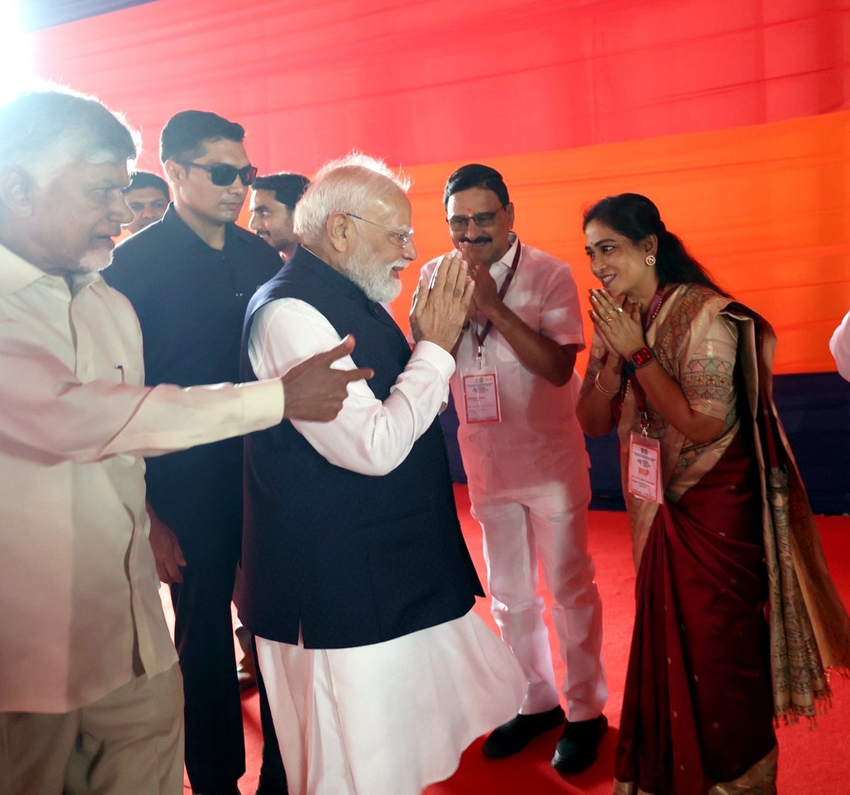 Anitha_TDP's tweet photo. భోగాపురం అల్లూరి సీతారామరాజు అంతర్జాతీయ విమానాశ్రయం ప్రారంభోత్సవం... ఉత్తరాంధ్ర భవిష్యత్తుకు ఒక కొత్త ఆరంభం.

ఈ చారిత్రాత్మక కార్యక్రమానికి విచ్చేసిన గౌరవ ప్రధానమంత్రి శ్రీ నరేంద్ర మోదీ గారిని, గౌరవ ముఖ్యమంత్రి శ్రీ నారా చంద్రబాబు నాయుడు గారు పరిచయం చేసిన సందర్భంగా పాల్గొనడం నాకు సంతోషాన్ని కలిగించింది.

ఏ ప్రాంతం అభివృద్ధి చెందాలన్నా బలమైన మౌలిక సదుపాయాలు అవసరం. భోగాపురం అంతర్జాతీయ విమానాశ్రయం ఉత్తరాంధ్రకు కొత్త అవకాశాలను, కొత్త పెట్టుబడులను, యువతకు మరిన్ని ఉపాధి అవకాశాలను తీసుకురానుంది.

ఆంధ్రప్రదేశ్ అభివృద్ధి కోసం కేంద్రం–రాష్ట్రం కలిసి ముందుకు సాగుతున్న ఈ ప్రయాణంలో భాగస్వామిగా ఉండటం ఆనందంగా ఉంది. ఈ మహత్తర ప్రాజెక్టు సాకారానికి సహకరించిన గౌరవ ప్రధానమంత్రి శ్రీ నరేంద్ర మోదీ గారికి, గౌరవ ముఖ్యమంత్రి శ్రీ నారా చంద్రబాబు నాయుడు గారికి హృదయపూర్వక కృతజ్ఞతలు.

ప్రజల ఆకాంక్షలను అభివృద్ధిగా మలచే ఇలాంటి మరెన్నో అడుగులతో నవ్యాంధ్ర మరింత ముందుకు సాగాలని ఆకాంక్షిస్తున్నాను.

#BhogapuramAirport #AndhraPradesh #Development #NarendraModi #NaraChandrababuNaidu #VangalapudiAnitha