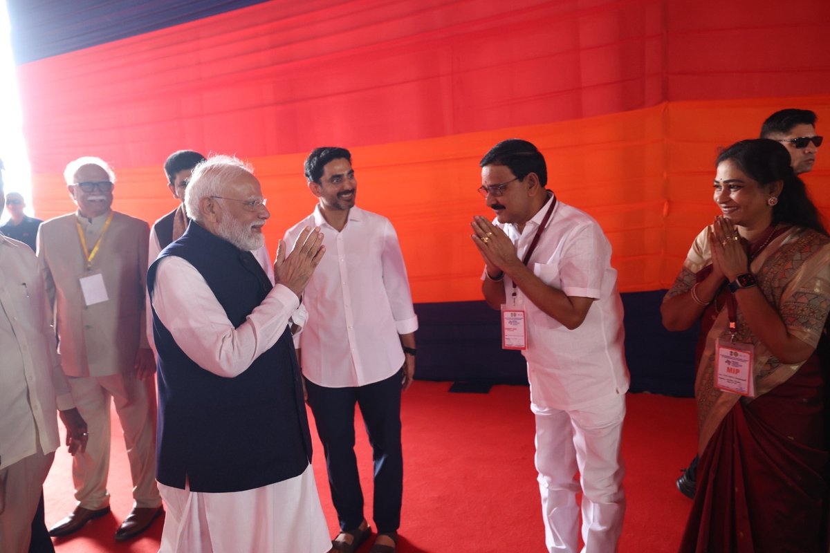 Anitha_TDP's tweet photo. భోగాపురం అల్లూరి సీతారామరాజు అంతర్జాతీయ విమానాశ్రయం ప్రారంభోత్సవం... ఉత్తరాంధ్ర భవిష్యత్తుకు ఒక కొత్త ఆరంభం.

ఈ చారిత్రాత్మక కార్యక్రమానికి విచ్చేసిన గౌరవ ప్రధానమంత్రి శ్రీ నరేంద్ర మోదీ గారిని, గౌరవ ముఖ్యమంత్రి శ్రీ నారా చంద్రబాబు నాయుడు గారు పరిచయం చేసిన సందర్భంగా పాల్గొనడం నాకు సంతోషాన్ని కలిగించింది.

ఏ ప్రాంతం అభివృద్ధి చెందాలన్నా బలమైన మౌలిక సదుపాయాలు అవసరం. భోగాపురం అంతర్జాతీయ విమానాశ్రయం ఉత్తరాంధ్రకు కొత్త అవకాశాలను, కొత్త పెట్టుబడులను, యువతకు మరిన్ని ఉపాధి అవకాశాలను తీసుకురానుంది.

ఆంధ్రప్రదేశ్ అభివృద్ధి కోసం కేంద్రం–రాష్ట్రం కలిసి ముందుకు సాగుతున్న ఈ ప్రయాణంలో భాగస్వామిగా ఉండటం ఆనందంగా ఉంది. ఈ మహత్తర ప్రాజెక్టు సాకారానికి సహకరించిన గౌరవ ప్రధానమంత్రి శ్రీ నరేంద్ర మోదీ గారికి, గౌరవ ముఖ్యమంత్రి శ్రీ నారా చంద్రబాబు నాయుడు గారికి హృదయపూర్వక కృతజ్ఞతలు.

ప్రజల ఆకాంక్షలను అభివృద్ధిగా మలచే ఇలాంటి మరెన్నో అడుగులతో నవ్యాంధ్ర మరింత ముందుకు సాగాలని ఆకాంక్షిస్తున్నాను.

#BhogapuramAirport #AndhraPradesh #Development #NarendraModi #NaraChandrababuNaidu #VangalapudiAnitha