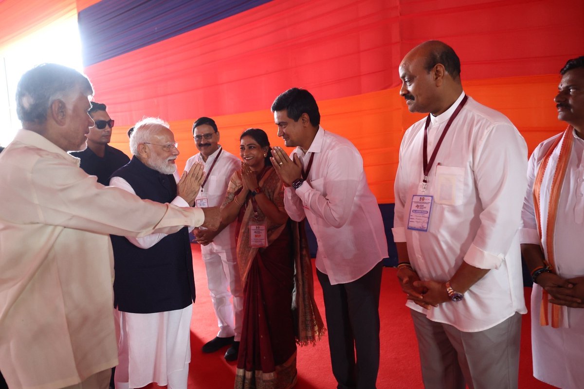 Anitha_TDP's tweet photo. భోగాపురం అల్లూరి సీతారామరాజు అంతర్జాతీయ విమానాశ్రయం ప్రారంభోత్సవం... ఉత్తరాంధ్ర భవిష్యత్తుకు ఒక కొత్త ఆరంభం.

ఈ చారిత్రాత్మక కార్యక్రమానికి విచ్చేసిన గౌరవ ప్రధానమంత్రి శ్రీ నరేంద్ర మోదీ గారిని, గౌరవ ముఖ్యమంత్రి శ్రీ నారా చంద్రబాబు నాయుడు గారు పరిచయం చేసిన సందర్భంగా పాల్గొనడం నాకు సంతోషాన్ని కలిగించింది.

ఏ ప్రాంతం అభివృద్ధి చెందాలన్నా బలమైన మౌలిక సదుపాయాలు అవసరం. భోగాపురం అంతర్జాతీయ విమానాశ్రయం ఉత్తరాంధ్రకు కొత్త అవకాశాలను, కొత్త పెట్టుబడులను, యువతకు మరిన్ని ఉపాధి అవకాశాలను తీసుకురానుంది.

ఆంధ్రప్రదేశ్ అభివృద్ధి కోసం కేంద్రం–రాష్ట్రం కలిసి ముందుకు సాగుతున్న ఈ ప్రయాణంలో భాగస్వామిగా ఉండటం ఆనందంగా ఉంది. ఈ మహత్తర ప్రాజెక్టు సాకారానికి సహకరించిన గౌరవ ప్రధానమంత్రి శ్రీ నరేంద్ర మోదీ గారికి, గౌరవ ముఖ్యమంత్రి శ్రీ నారా చంద్రబాబు నాయుడు గారికి హృదయపూర్వక కృతజ్ఞతలు.

ప్రజల ఆకాంక్షలను అభివృద్ధిగా మలచే ఇలాంటి మరెన్నో అడుగులతో నవ్యాంధ్ర మరింత ముందుకు సాగాలని ఆకాంక్షిస్తున్నాను.

#BhogapuramAirport #AndhraPradesh #Development #NarendraModi #NaraChandrababuNaidu #VangalapudiAnitha