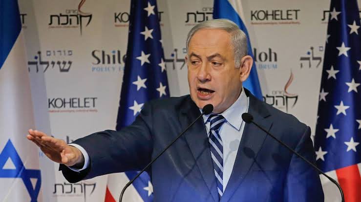 herqles_es's tweet photo. 🇪🇸🇮🇱🇲🇦 | Los principales think tanks pro-israelíes ya cuestionaban la soberanía española de Ceuta y Melilla incluso antes de que Sánchez llegara al poder. 

El Kohelet Policy Forum, probablemente el think tank más influyente del entorno ideológico de Benjamin Netanyahu, relativiza la soberanía española sobre Ceuta y Melilla en su informe «Challenging the EU’s Illegal Restrictions on Israeli Products» (2015), refiriéndose a las ciudades autónomas como «ciudades españolas en Marruecos» y «territorios reclamados por España» asumiendo un marco geográfico y político que diluye su estatus de territorio soberano e integral de España.

Curiosamente, ese mismo informe de Kohelet, trata la cuestión de Gibraltar de una forma mucho más neutral y sin diluir ni cuestionar la soberanía británica sobre el Peñón. 

Otro informe alarmante, es el que publicó Middle East Forum (MEF), un think tank norteamericano muy cercano al Likud, en 2026 donde se anima de forma explícita a Marruecos a realizar una «marcha verde» sobre Ceuta y Melilla y se refiere a los habitantes españoles de las ciudades autónomas como «colonos». 

El autor, Michael Rubin afirma incluso que España debería «terminar su ocupación en África». 

También en el MEF, Jose Lev Alvarez Gomez, firma un artículo llamado «Madrid Bashes Israel, but Spain Is the Colonial Power» (2026), donde cuestiona directamente y con total agresividad, la soberanía española sobre Ceuta y Melilla, tachando explícitamente a España de «potencia colonial» y pidiendo represalias diplomáticas de calado, incluido el reconocimiento estadounidense de Ceuta y Melilla como enclaves marroquíes. 

Este ecosistema de artículos del MEF es importante porque habla de aprovechar el debilitamiento de la posición geopolítica de España en favor de la alianza militar y tecnológica existente entre Rabat, Tel Aviv y Washington. 

En «Leverage Morocco as Spain Drift Makes Madrid an Unreliable Partner» (2026), también del MEF, defiende la idea de que Estados Unidos e Israel desvíen inversiones tecnológicas, contratos de defensa de última generación y cooperación de inteligencia militar directamente hacia Rabat con el objetivo explícito de provocar un «aislamiento estratégico» de Madrid.