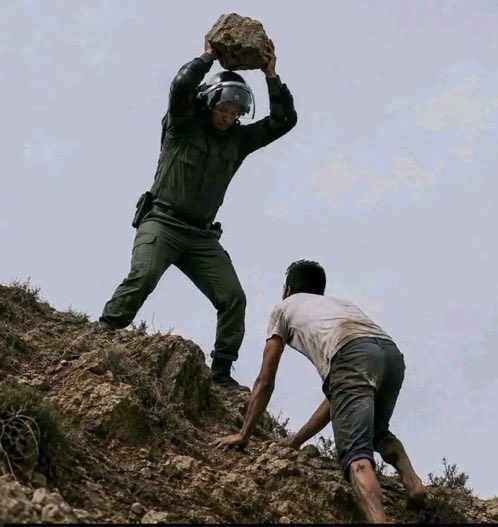 springfield_dz's tweet photo. Près de 70 marocains 🇲🇦 sont décédés en tentant de rejoindre Ceuta à la nage.
72h plus tard, AUCUNE réaction officielle des autorités marocaines, aucune condoléance, aucune prise de parole pour expliquer ce qui s’est passé. Zéro considération pour la vie des sujets du royaume. Pire, ils sont reçus avec des pavés sur la tête par la gendarmerie marocaine à leur retour 🤯.