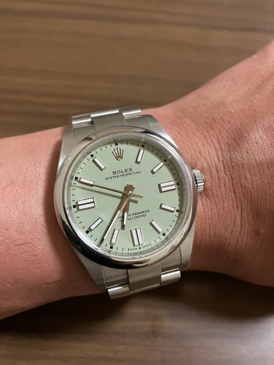 rolex_watcher's tweet photo. 仕事には着けていけないから休日用だと割り切って購入したオイスターパーペチュアル41のピスタチオ文字盤。
最近は仕事でも普通に着けています。
全然大丈夫でしょ✨✨
#ロレックス https://t.co/EJIe9028Xj