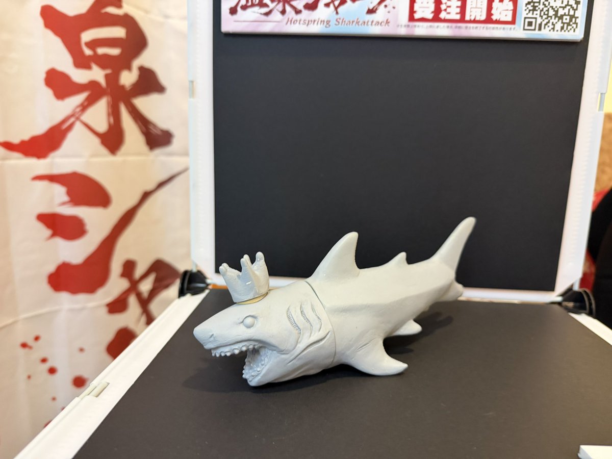 Miyupika's tweet photo. #温泉シャーク２ 

黒執事ケースに入れた温泉シャークぬい３匹、仕舞い込んで見当たらず。
代わりに子ザメちゃんにご登場願った。
グッズの提灯かわいい🏮️
予約販売の🦈️ぬい、楽しみに待ってます。
ネタバレは死んでもしません。面白さは補償します。
家族なら私を探し出せるはず。 https://t.co/ip780h2RKW