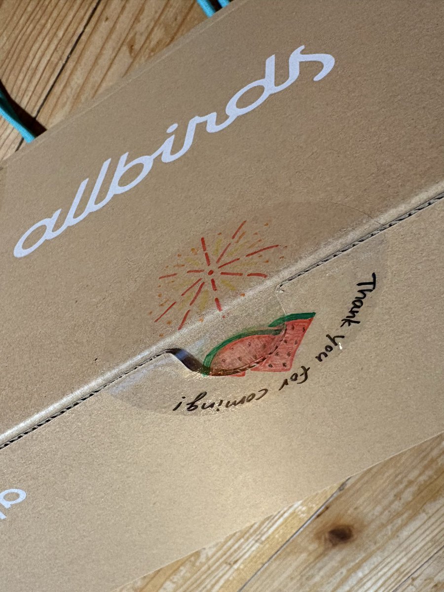 awa56's tweet photo. 帰って買った靴を開けようと思ったら。え！かわいい！手描きだぁ🍉🎇こういうセンスと心遣い、見習いたいなぁ…癒される https://t.co/DY1sKu3lY2