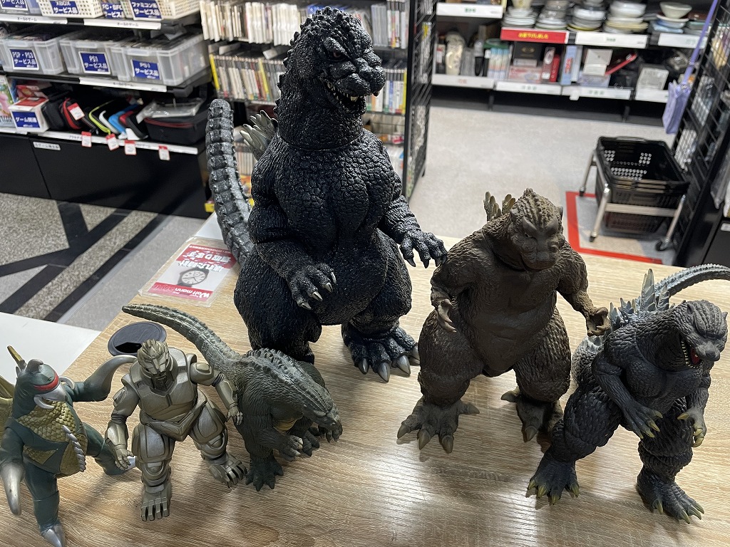 wattmann_prm's tweet photo. こんにちは！ワットマン横須賀中央店です。

ゴジラのフィギュアを大量にお持ち込みいただきました🦖✨
ソフビから限定品まで幅広く買取中です！

ぜひワットマン横須賀中央店へお持ちください！

#ゴジラ #フィギュア買取 #ワットマン #横須賀 https://t.co/Laksai7nEJ