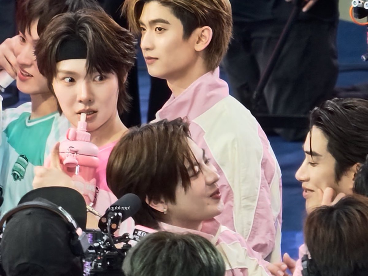 phuphaholic's tweet photo. this is so funny 😭 https://t.co/SMpTSXKVOU