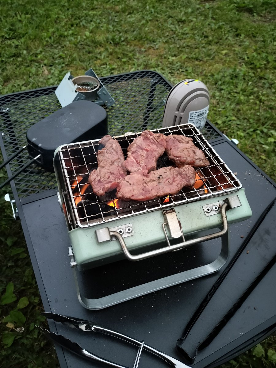 ukiukiochan's tweet photo. #羅臼オートキャンプ場 で #ソロキャンプ＆#車中泊🏕️🚙 「素晴らしい！」と評判のキャンプ場、景色も雰囲気も気持ちいい✨
今回もみたらし団子🍡 今回はおいしくできた〜😋💕 ……が、作りすぎた🤣 美味しいけど食べきれない（笑）
夜は焼肉🥩🔥 寒くて冬用の上着を着ちゃった。 夏なのに😳 https://t.co/dJPga4YC2k