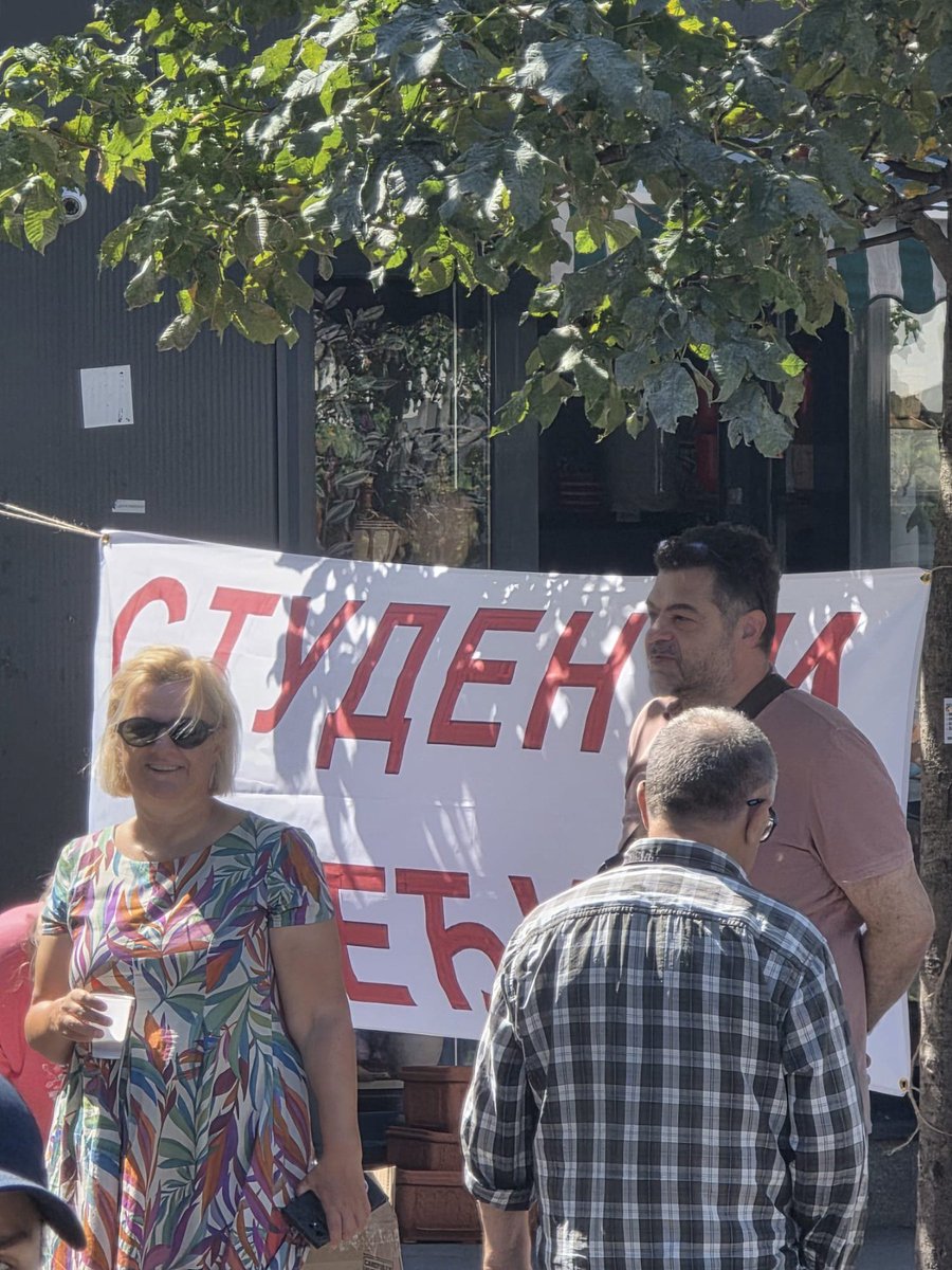stevanovic87's tweet photo. Danas su na Vračaru štrokaderi hteli da sole pamet ali ih ljudi odjavili, prazno. Glavne zvezde tzv studenata krmača koja je pobegla sa stočne pijace u Boleču, student večernje škole i baba koja je bila Titova pionirka. Blokaderska pamet u mladost ! To nikad u Srbiji neće proći ! https://t.co/g71n0cYcCH