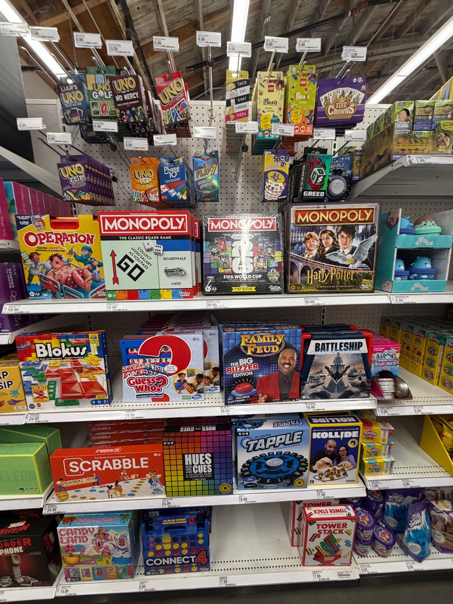 FikaTable's tweet photo. 夏休みでアメリカ旅行に行ってきました！🇺🇸

せっかくなので、現地のボードゲーム売り場もチェック👀
日本とはまた違ったラインナップで、見ているだけでも楽しかったです🎲 https://t.co/NlqXPBqwtM