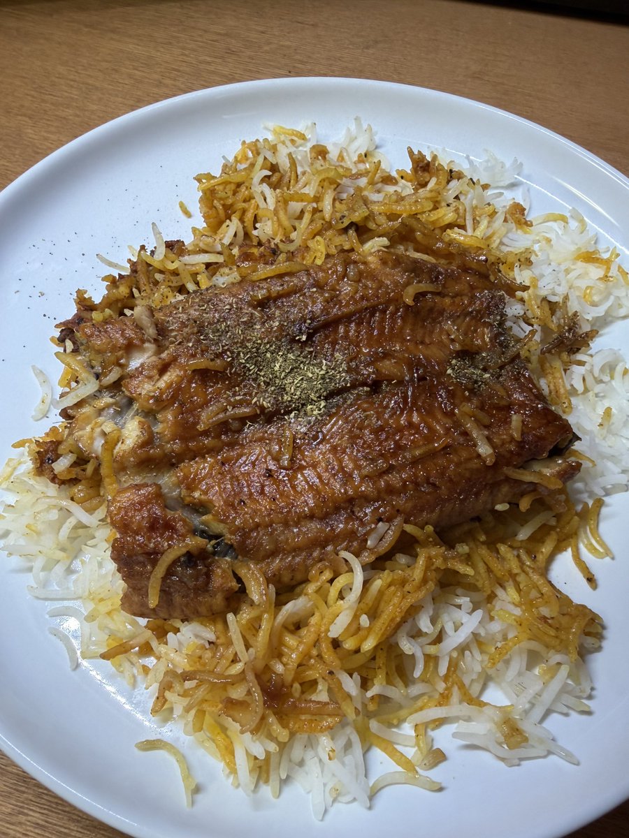 U79i_99's tweet photo. うなぎビリヤニ

フィッシュマサラに鰻のタレを混ぜ込んで炊いてみた！
なるほどうまいなぁ。うまいうまい。
いい意味で鰻だぁ。
皮目の脂は汗の吹き出るマサラとの相性がよい。 https://t.co/aJmuy8UQLQ