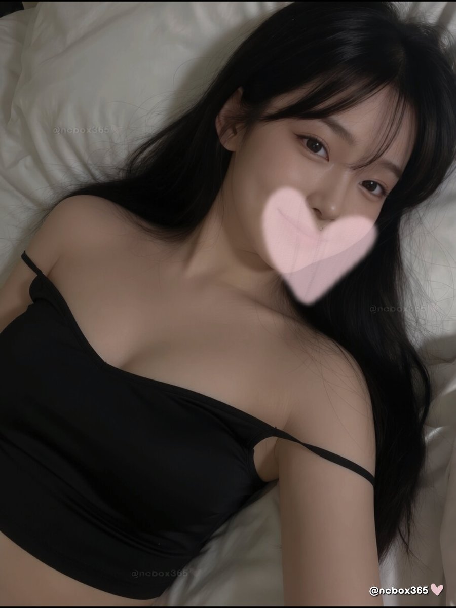 ncbox365's tweet photo. 你們喜歡哪種���衣呀？ 👀
是這種輕飄飄、摸起來軟軟的性感睡衣 💋
還是平時在家穿的那種細肩帶？ 

我兩種都喜歡 
但是穿第一種性感睡衣
每次輕輕碰到皮膚的時候… 💓
都會有一種，讓人心跳加速的感覺

但好像沒做些什麼…就不太值得 
今天先穿普通的就好 🤫 https://t.co/MN6jg6MHLH