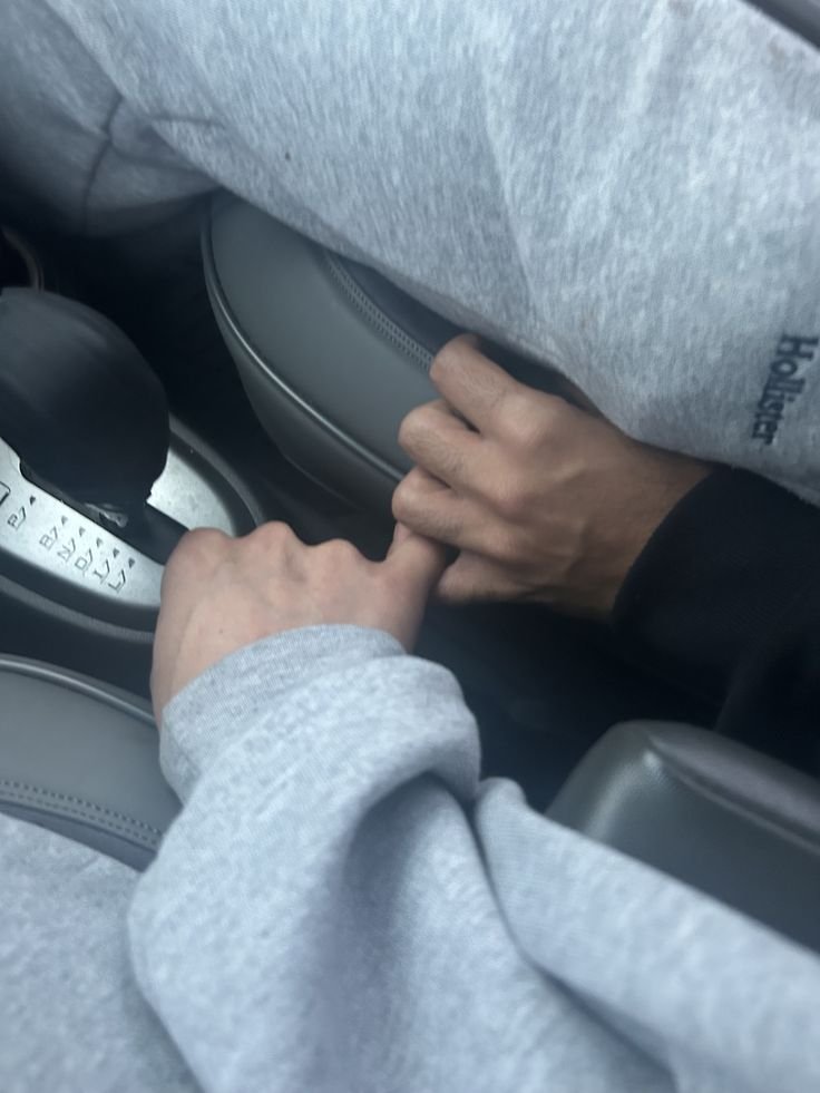 spidrhuh's tweet photo. AU JUDIRA | Erik Lira x Jude Bellingham

Donde Gil esta hasta la madre de que su hermano mayor no deje de llorarle a su ex entonces le paga a un random de la universidad de Erik para que lo consuele

O donde Jude anda necesitado de dinero y haría cualquier cosa para conseguirlo https://t.co/czhwQskOOu