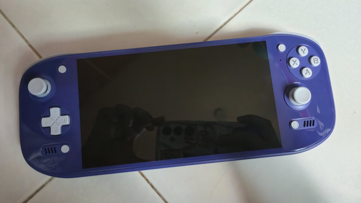bibi_nrl's tweet photo. Specs:
🕹️ Snapdragon 8 Gen 2
🕹️ 7” 1080p 120Hz OLED Screen
🕹️ 16GB RAM + 2TB preloaded games
🕹️ Bateri 8000mAh
​Beli RM3,190.
Harga dipinta: RM2,760 (rugimuda RM430🥲)
Deal guna Carousell Buyer Protection biar dua² side selamat &amp; confirm x kena scam. 
https://t.co/REsXRxKIyk https://t.co/qbi4zxuMY1