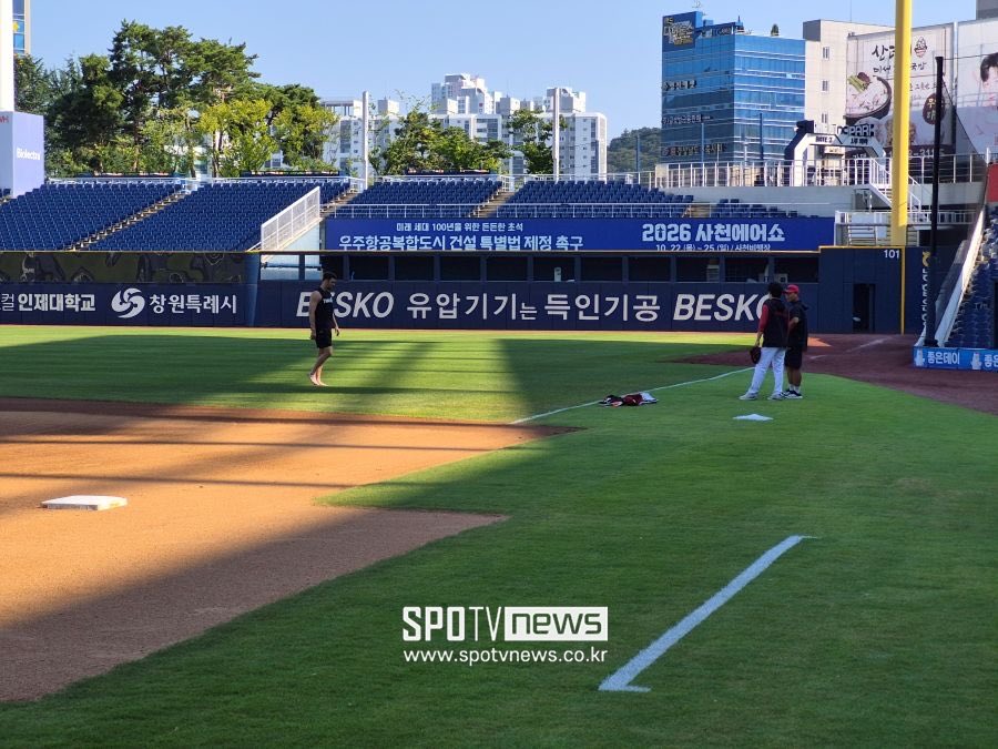 5iat1gers's tweet photo. KIA 선수들은 왜 텅 빈 경기장에 나왔을까… 네일은 맨발로 뛰었다, 운명의 15연전 기다린다
https://t.co/Eblm9kKB7E

와우 선수들 바로 광주로 안 가고 엔팍 가서 훈련하고 갔다네 https://t.co/5YWS01GXkj
