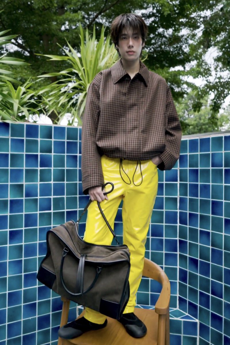 _bbyh3artpw's tweet photo. ลุคคุณหนุ LOEWE กลับมาแย้ว หนุจิ๋วกับเสื้อผ้าคอลเลคชั่น FW26 พร้อมทรงผมเมคอัพนี้กลายเปนลุคคุณหนุ LOEWE ที่ชอบที่สุดในโลกนี้เยย รอติดตามแล้วคับ 🙌🏻🙌🏻 https://t.co/8LVzEteieV