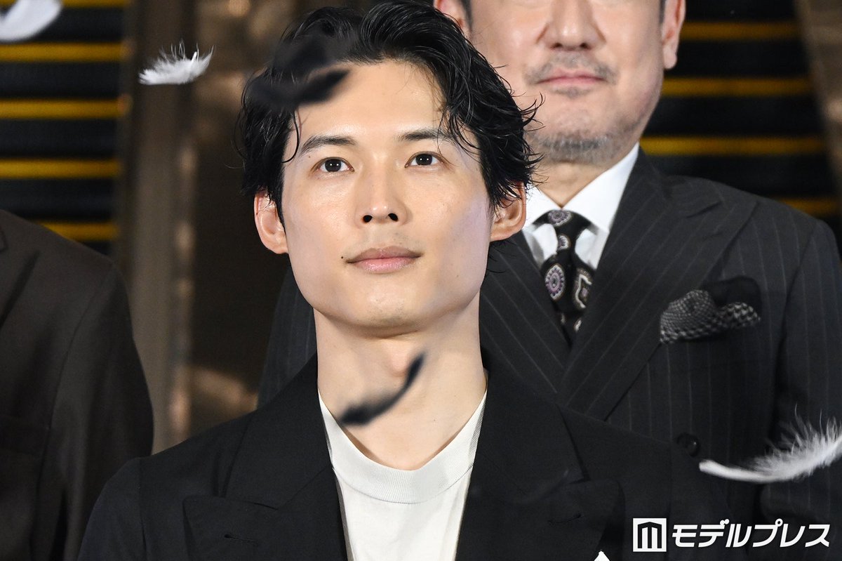 modelpress's tweet photo. SixTONES松村北斗＆今田美桜
「白鳥とコウモリ」オープニングセレモニー
https://t.co/Ma8DNbv0BB

ステージ後方のエスカレーターよりキャスト・スタッフ陣がシックな衣装を纏い登場✨️

👤ほか登壇者
柄本佑
前原滉
中村芝翫
井川遥
三浦友和
岸善幸監督

#映画白鳥とコウモリ @hakuchotokomori https://t.co/i5SYldIMrN