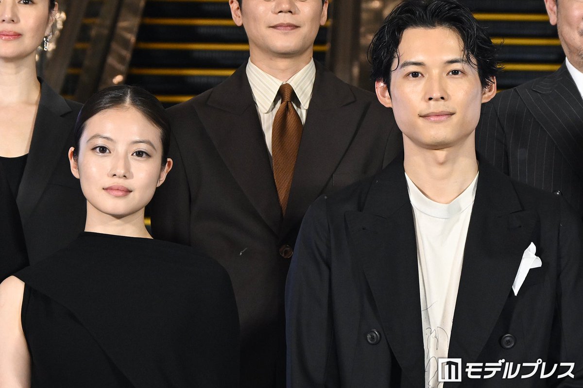 modelpress's tweet photo. SixTONES松村北斗＆今田美桜
「白鳥とコウモリ」オープニングセレモニー
https://t.co/Ma8DNbv0BB

ステージ後方のエスカレーターよりキャスト・スタッフ陣がシックな衣装を纏い登場✨️

👤ほか登壇者
柄本佑
前原滉
中村芝翫
井川遥
三浦友和
岸善幸監督

#映画白鳥とコウモリ @hakuchotokomori https://t.co/i5SYldIMrN