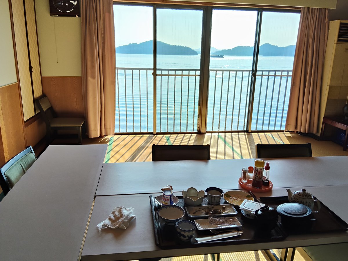 setouchi_hinabi's tweet photo. 昨日お世話になった、ホテル寿恵広さん（広島県三原市）
瀬戸内を望む静かなお宿、窓を開けると行き交う船のエンジン音と海風が心地よく感じられました
海を眺めながらのんびりできました https://t.co/A44iecfAcJ