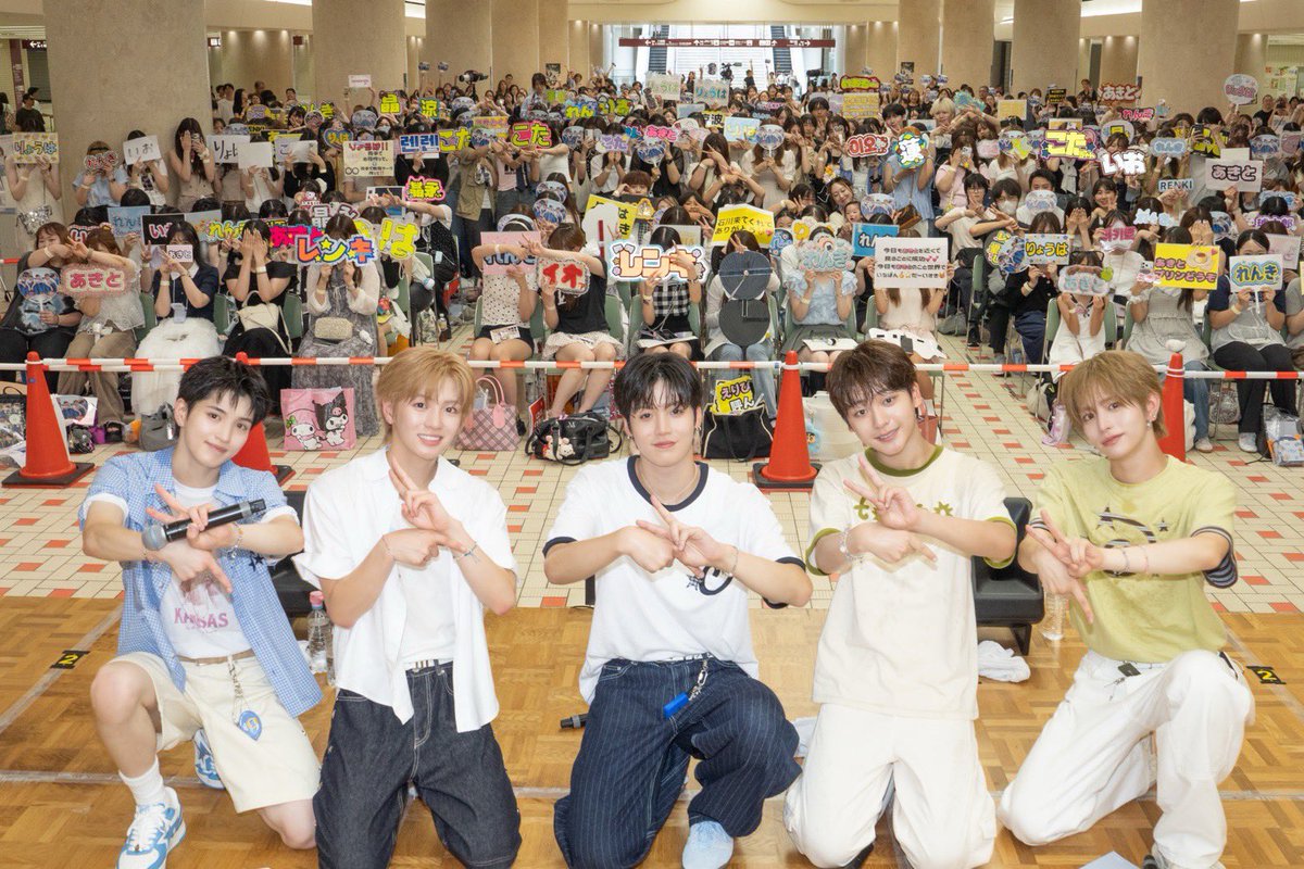 Official_VIBY's tweet photo. ✨✈️TOMOスナップ公開✈️✨

『VIBY HOME TOWN TOUR』石川会場にて、TOMOの皆さんと撮影した集合写真を公開📸
ご来場いただいた皆さま、ありがとうございました✨

📍会場
金沢駅東もてなしドーム地下広場

そして…
本日23:59で『VIBY LAND』チケット2次募集の受付が終了します⏰

まだ申し込んでいない方は、この機会をお見逃しなく！
ぜひVIBYに会いに来てください💛

応募はこちら👇
https://t.co/WB7yN6LFKj

#VIBY #バイビー 
#RiiMJ
#VIBY_HOMETOWN_TOUR