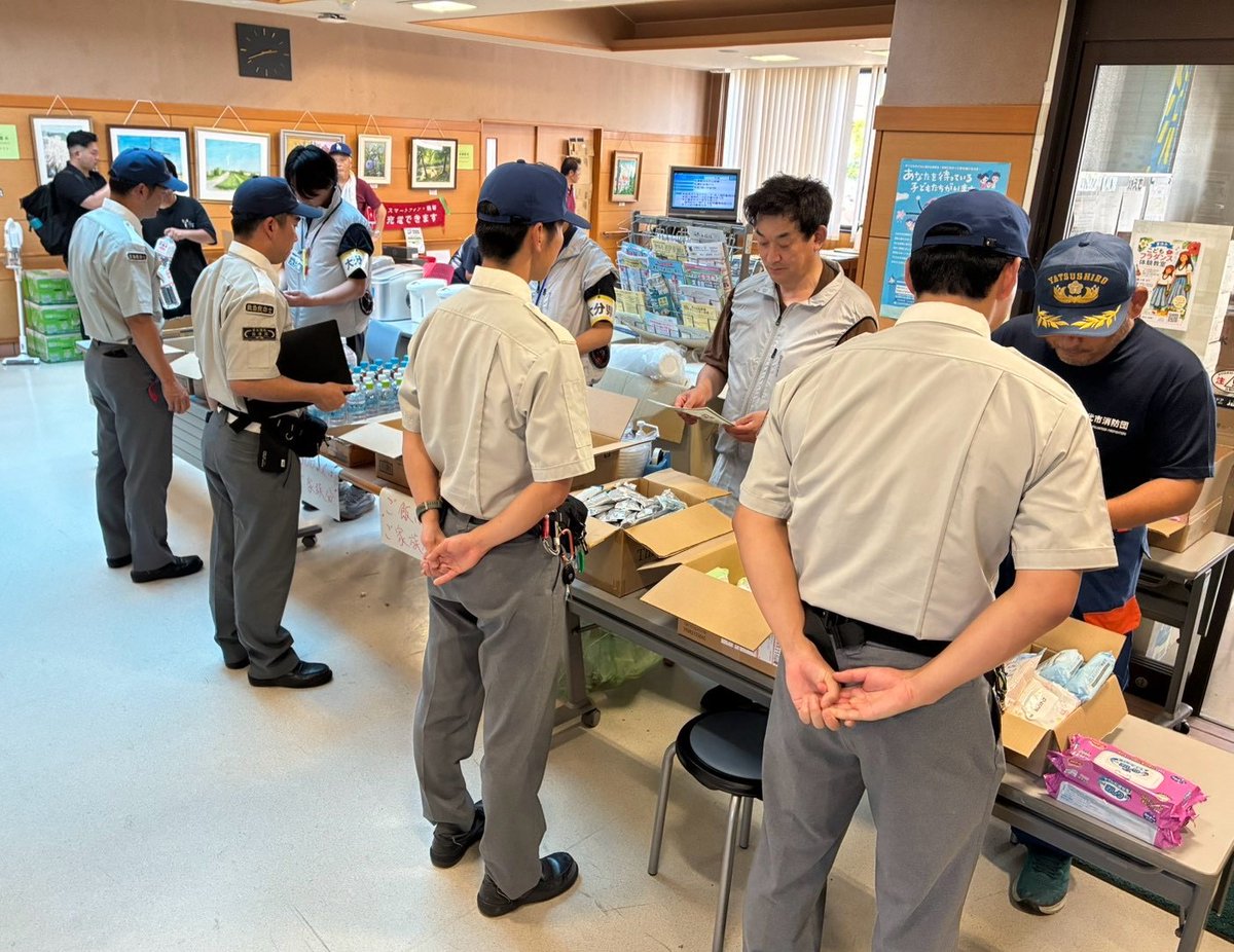 Kantei_Saigai's tweet photo. 【熊本地震】
避難生活を送られている皆さんを熱中症などの健康被害から守るため、緊急消防援助隊の救急部隊が、救急要請に備えて待機している間、避難所を見回って、熱中症予防の啓発・避難所管理者との情報共有や搬送が必要な傷病者がいた場合の即時対応を実施しています。被災された方々の状況にしっかり目を配り、健康管理に万全を尽くしてまいります。（写真提供：消防庁）