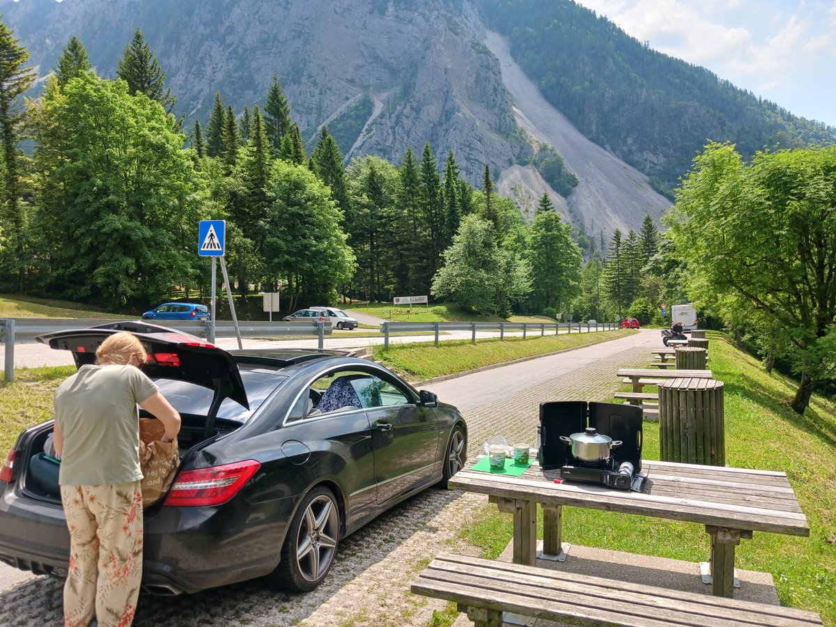 alabasterAC's tweet photo. @somemuija Kova💪🚘👍
Jotain muuta kun muovituolia, on muute paljon vihreempää tuolla vuoristoisissa maissa. Kasvit tykkä Co2 kaasuista ja selvästi tykkää autoista, aurinkopaneelit pellossa on jännä ilmiö. https://t.co/fEAxjGt62u