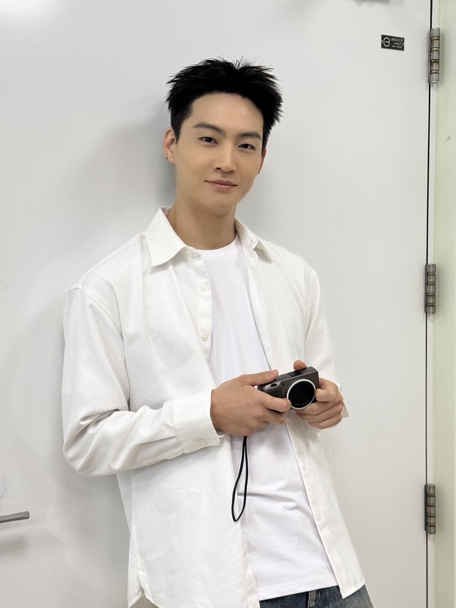 poonniez's tweet photo. ฮีตัดผมมาใหม่ อมกกกก จากที่หน้าเด็กอยู่แล้ว อันนี้ลดเป็นเด็กม.ปลายได้เลย กรี๊ดด

#2026tape_roots_taipei
#JAYB #제이비 https://t.co/k6YPJz8NeB