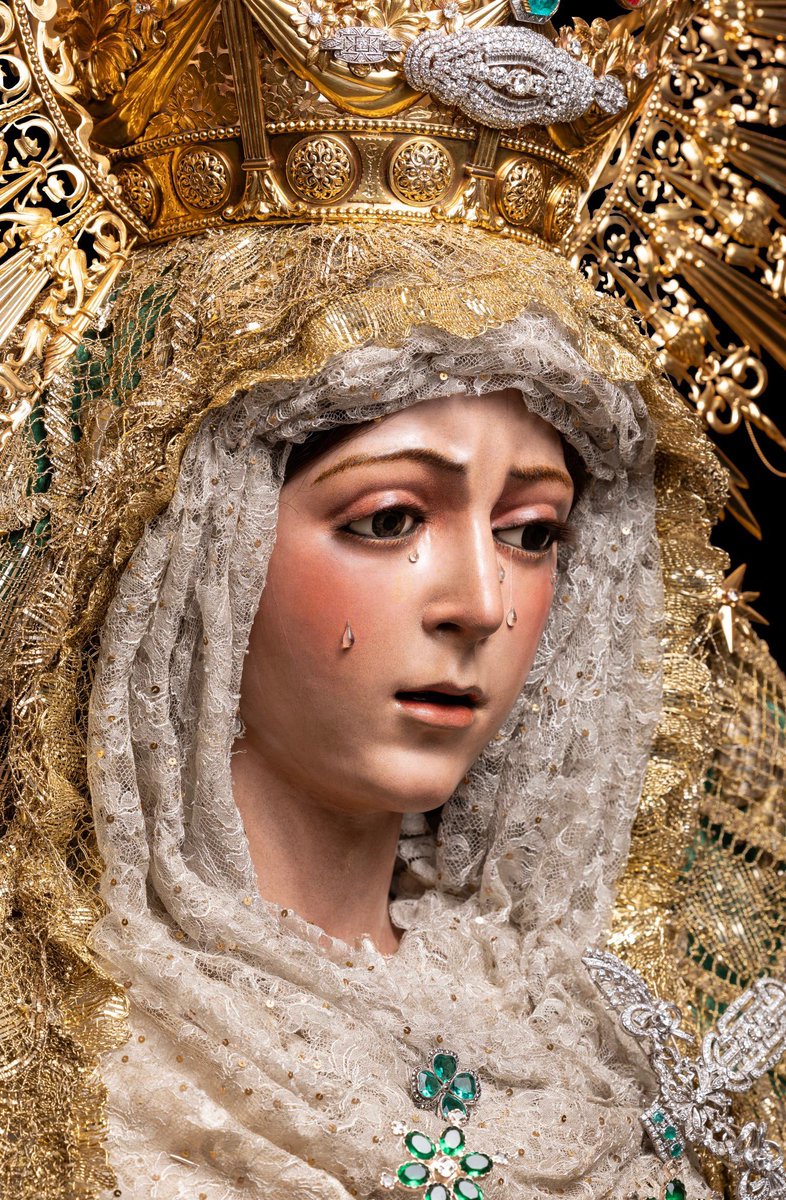 Hdad_Macarena's tweet photo. Como cada día, a las doce, rezamos el Ángelus para invocar y poner todas nuestras intenciones ante Nuestra Bendita Madre, María Santísima de la Esperanza.

El ángel del Señor anunció a María. Y concibió por obra y gracia del Espíritu Santo.

(Dios te salve, María...)

He aquí la esclava del Señor. 
Hágase en mí según tu palabra.

(Dios te salve, María...)

Y el Verbo de Dios se hizo carne. 
Y habitó entre nosotros.

(Dios te salve, María...)

Ruega por nosotros, Santa Madre de Dios, para que seamos dignos de alcanzar las promesas de Jesucristo.

Oremos 🙏🏻
Oh Padre, Infunde en nuestra alma tu gracia. Tú, que en la anunciación del Ángel nos has revelado la encarnación de tu Hijo, por su pasión y su cruz condúcenos a la gloria de la resurrección. Por Cristo, Nuestro Señor. Amén.

📸 @Randofer94   / @PMFotoscofrades