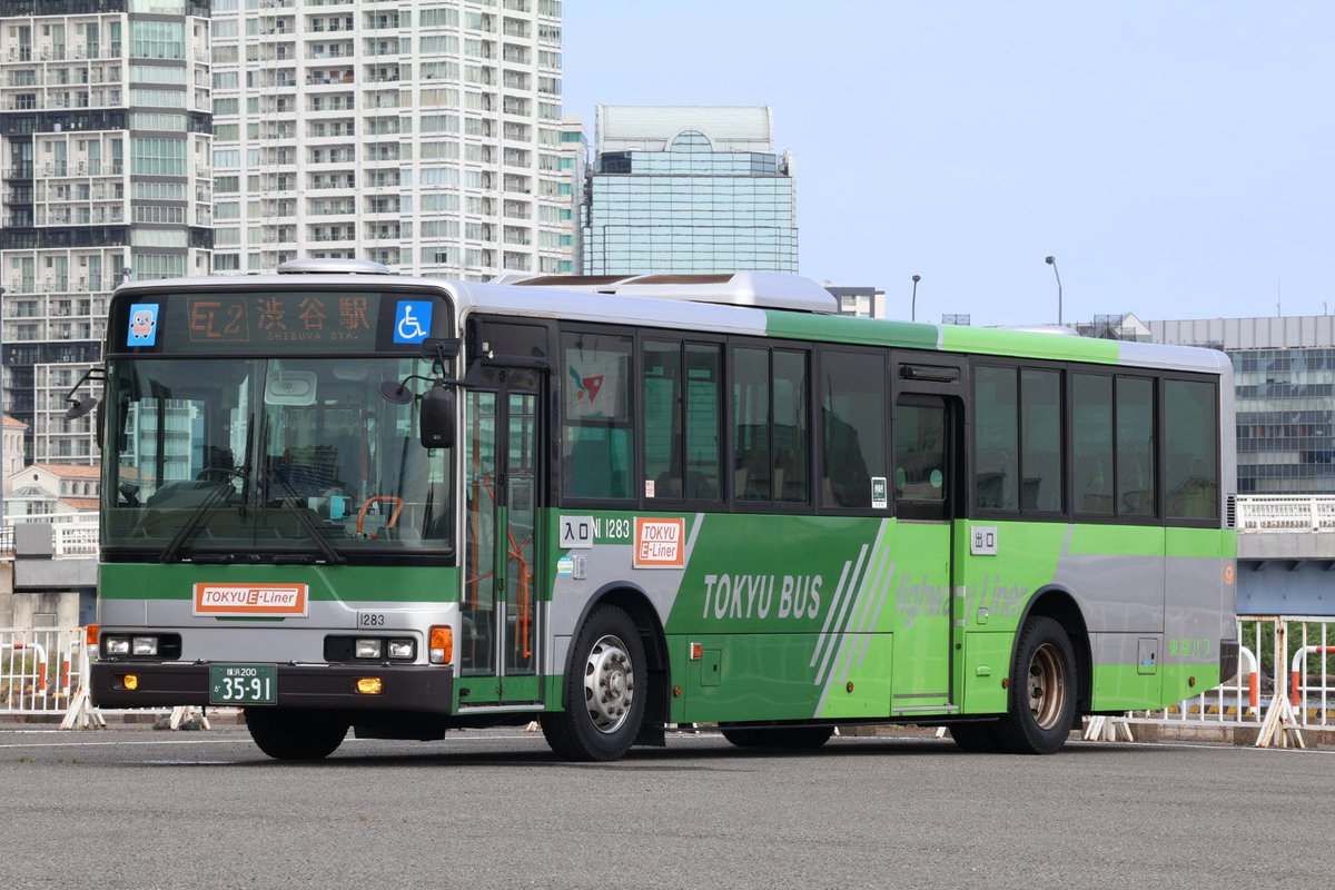 taguchixtu's tweet photo. 4社局コラボツアーの車両紹介その4は、東急バスNI1283号車です。2012年に導入されたワンロマ。形式QKG-MP35FPで、新羽営業所所属です。
予告で、おぉと思いましたが、田園調布発7時半。起床事故に備え今回は回避w
しかし、E-LINERの再現があるとは...。現役時を見れていないので、これは大きな収穫です https://t.co/cae8nMlNGb