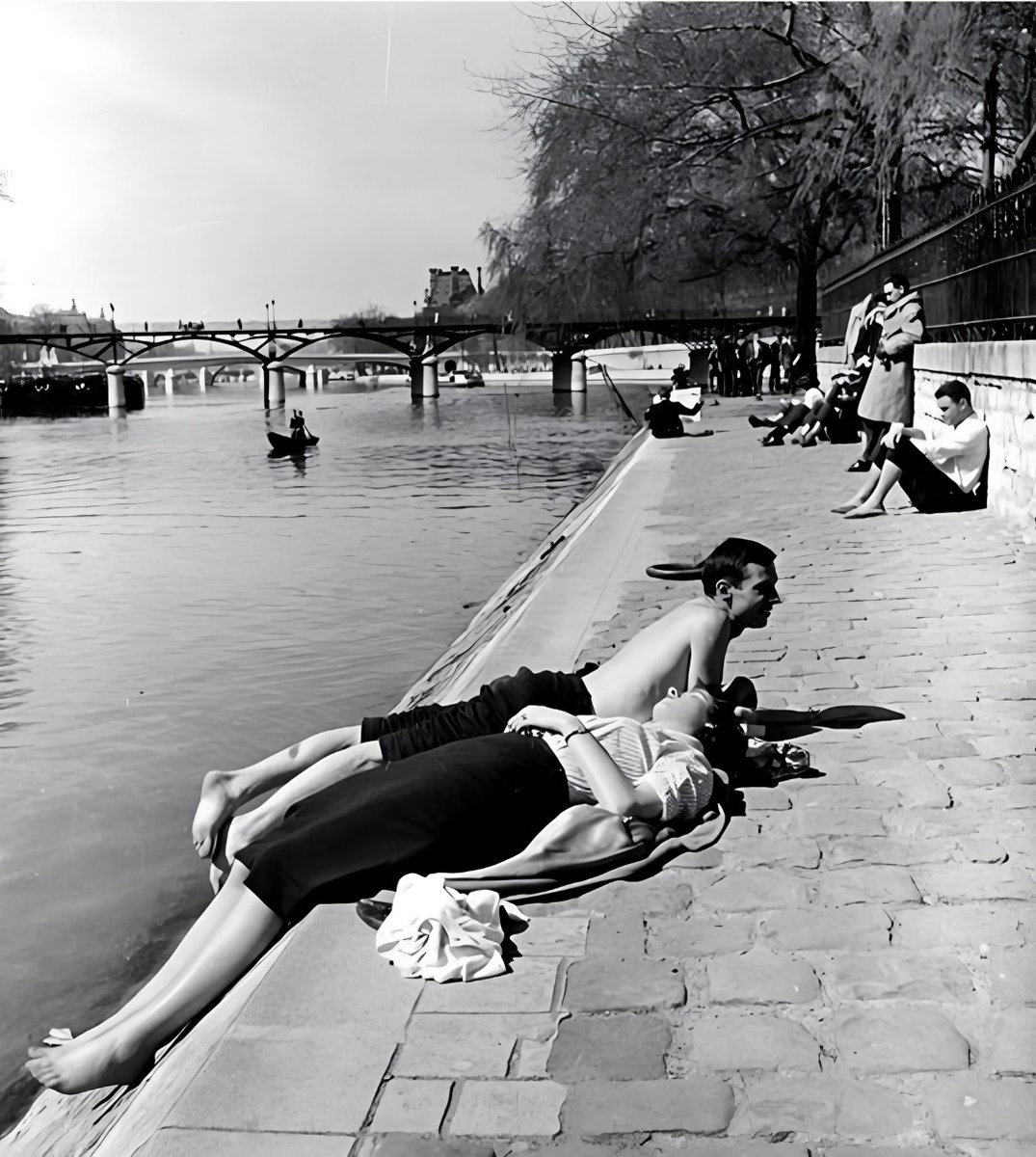 culture2301's tweet photo. #HereForCulture 🎈#Digital_Library
Bonjour ☕️ 🥐 🫐 bon Dimanche à tous
Couple d'amoureux sur les quais de Seine🗼Paris 1956
Photo de John Sadovy https://t.co/MrNC3JyKLk