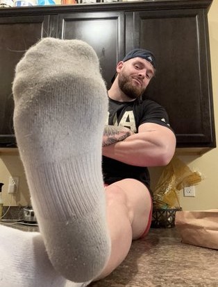 AthleticAlpha_'s tweet photo. Start serving my str8 alpha feet.
#footmaster #alphamaster #cashgod #findom https://t.co/3YpEJT5HQp