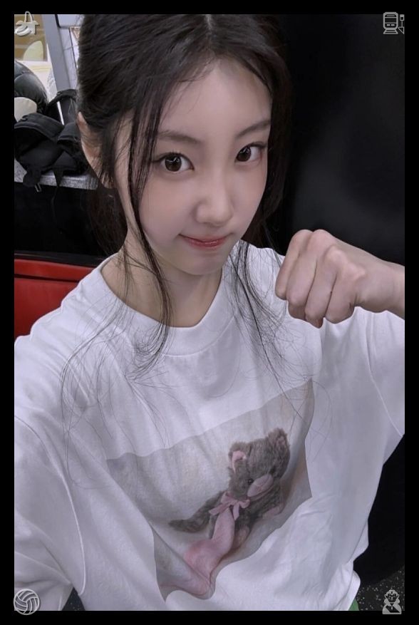Onlymarktuan's tweet photo. 🥪Fuel your passion and remain committed.

I brew a mug of coffee and pop some bread in the toaster, savoring it right there at the kitchen counter. Once I finish, I pose before the kitchen mirror, snapping a selfie with the coffee cup in my grip and the leftover toast crumbs https://t.co/XxwZHUPqC1