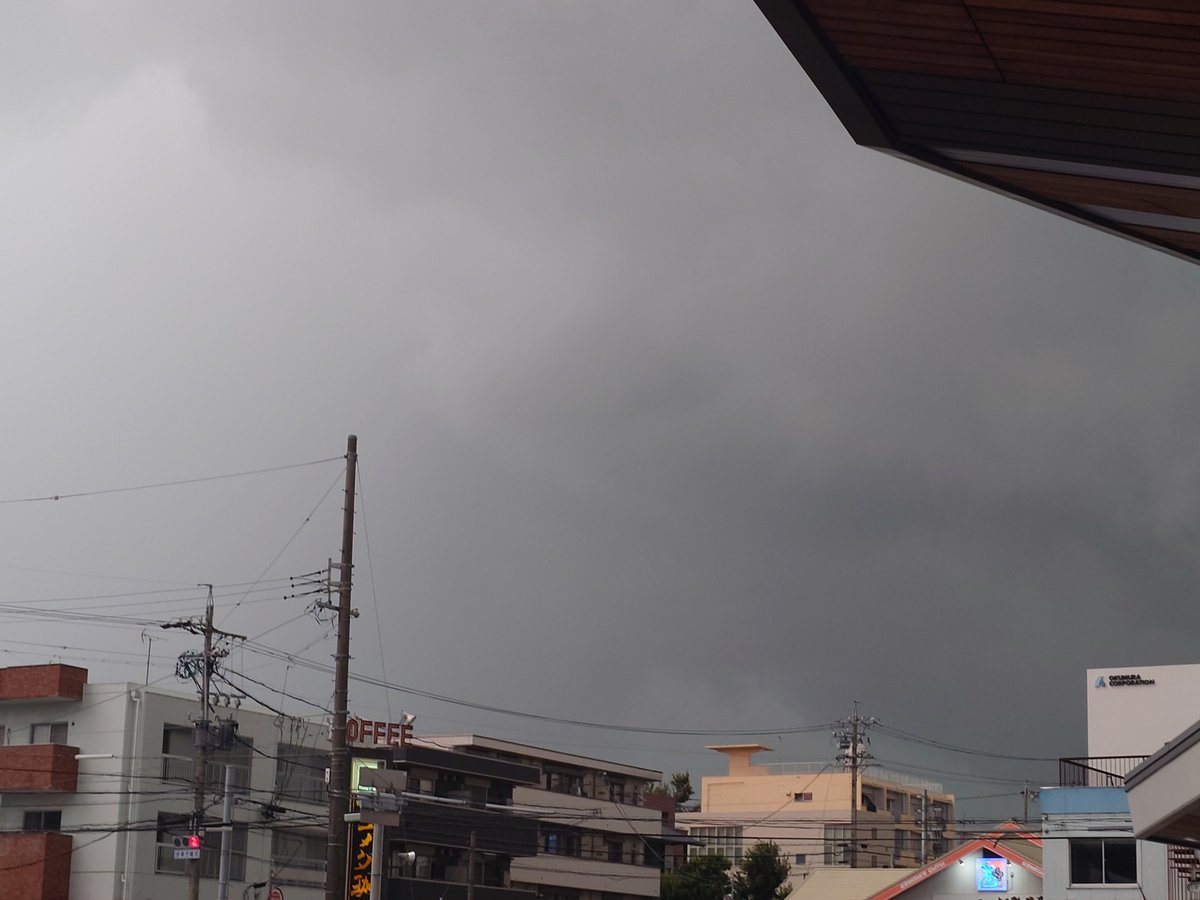 ta___ku___min's tweet photo. やばいゲリラ豪雨や！ https://t.co/8790MxQ3K0