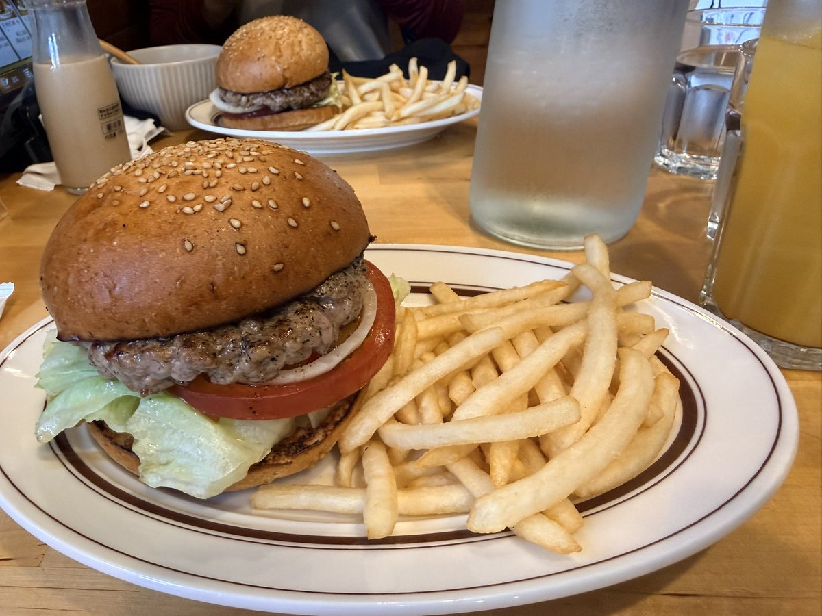 hiro_fd's tweet photo. ムースヒルズ🍔でお昼してから河口湖飛行機博物館。

相変わらずじっちゃんの説明がどんどん深掘りされていって面白い♪

ただ聞いた本人じゃなくて嫁にばかり説明するのはなぜ… https://t.co/SYHlGHbk4a