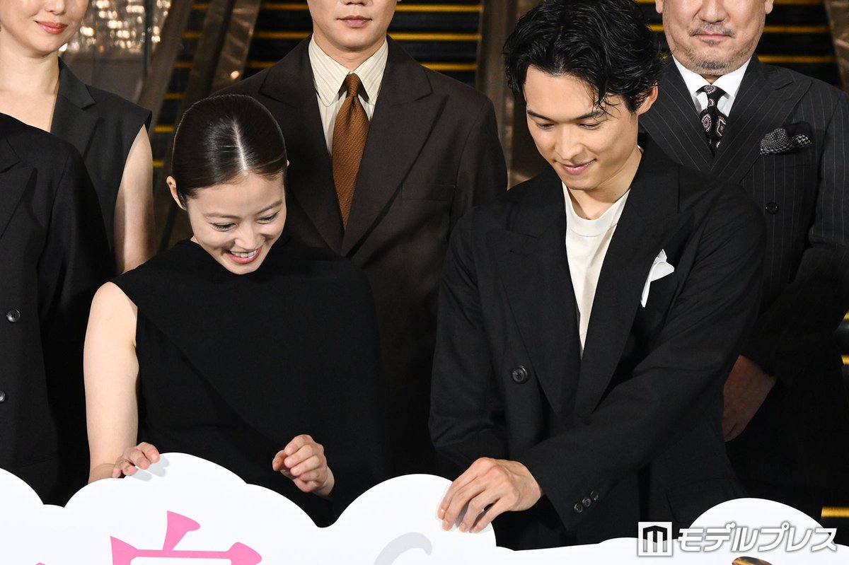 modelpress's tweet photo. SixTONES松村北斗＆今田美桜
「白鳥とコウモリ」オープニングセレモニー
https://t.co/Ma8DNbv0BB

ステージ後方のエスカレーターよりキャスト・スタッフ陣がシックな衣装を纏い登場✨️

👤ほか登壇者
柄本佑
前原滉
中村芝翫
井川遥
三浦友和
岸善幸監督

#映画白鳥とコウモリ @hakuchotokomori https://t.co/i5SYldIMrN