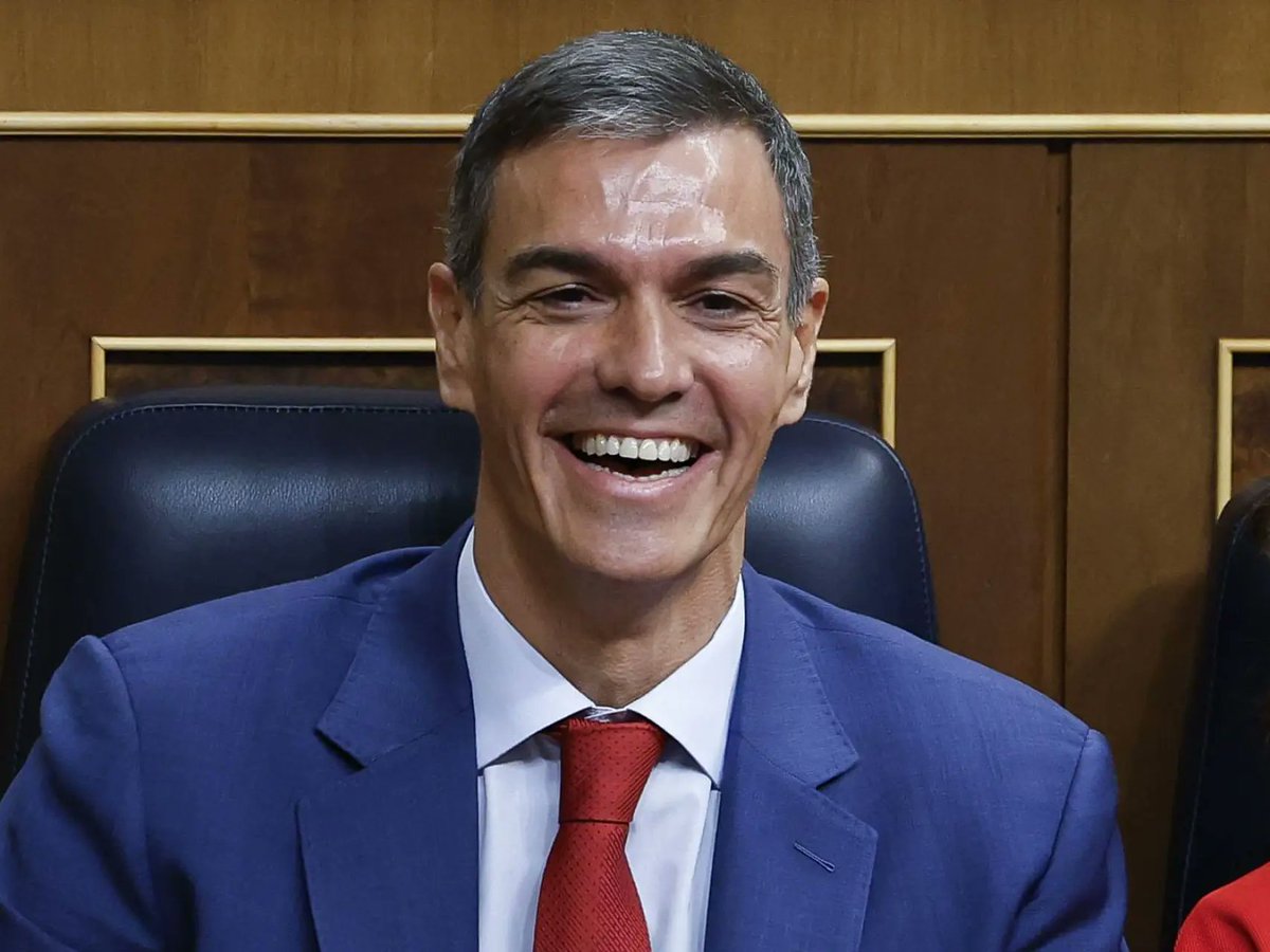 Liberaldig's tweet photo. Bueno pues ya tenemos al felón de Pedro Sánchez de vacaciones en Lanzarote, se va a tirar todo el mes de agosto.

Espero que sean las últimas vacaciones que le paguemos los españoles y que las próximas las pase entre rejas. https://t.co/FGcegtO8JU
