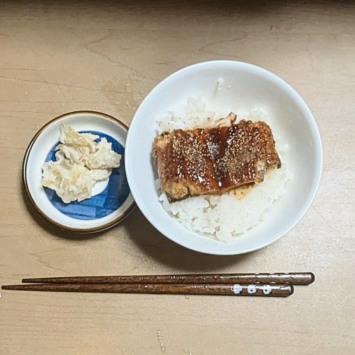 storm2038's tweet photo. うなぎ。お酒振ってフライパンで温めるというクッキング(笑)　鰻は苦手だから、１尾をママが3/4食べるという図式。でも今回のは脂臭さがなくて食べやすかったけど、これ以上は無理ぃ〜。わさび漬けが良き口直しでしたよ…コココ。#リハクッキング https://t.co/VwPmGYDpu2