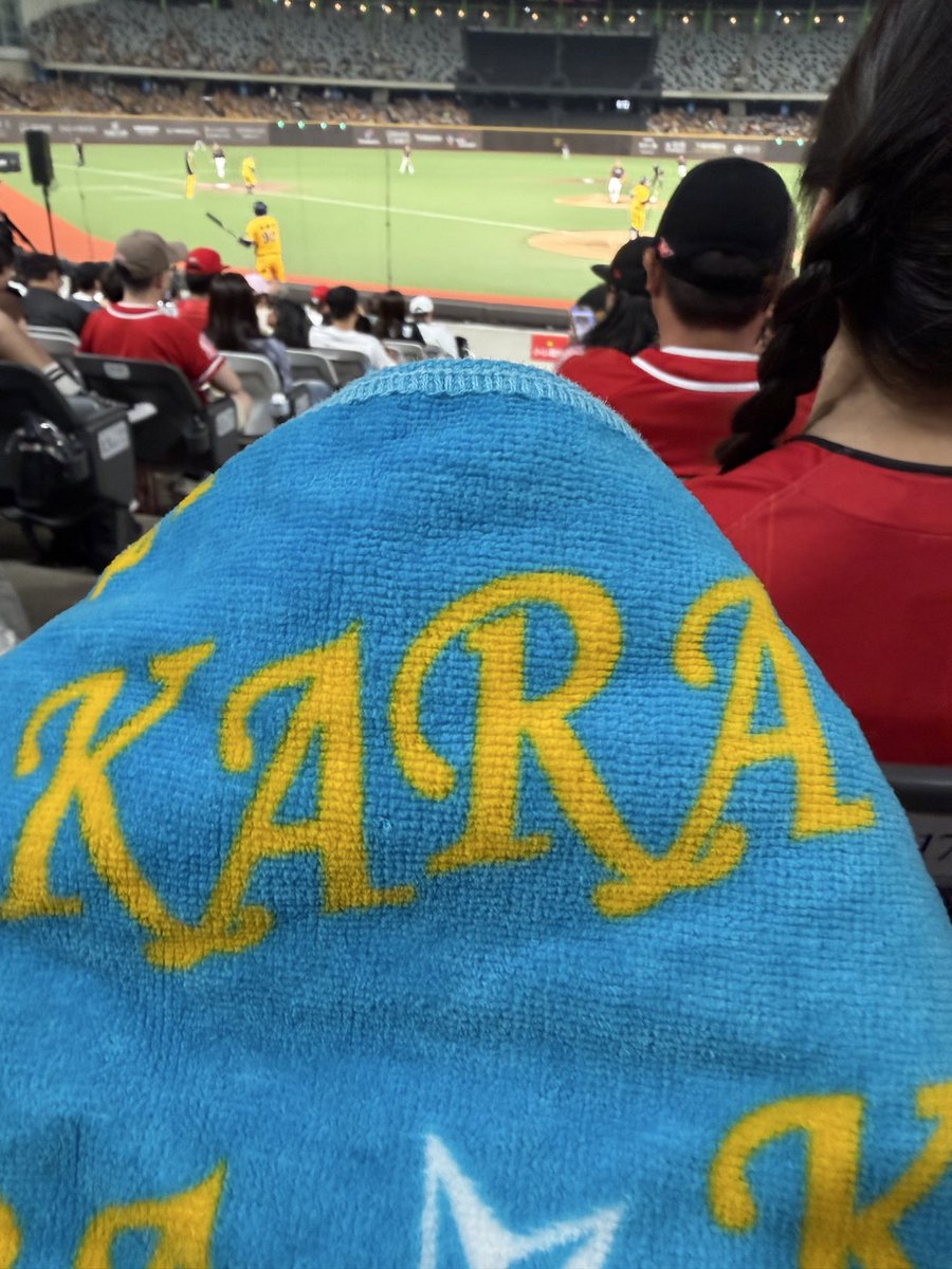 noneheadfish's tweet photo. 帶了超久以前的日本官方毛巾！但忘記帶手燈😂
#kara https://t.co/D63uSX5Hdo