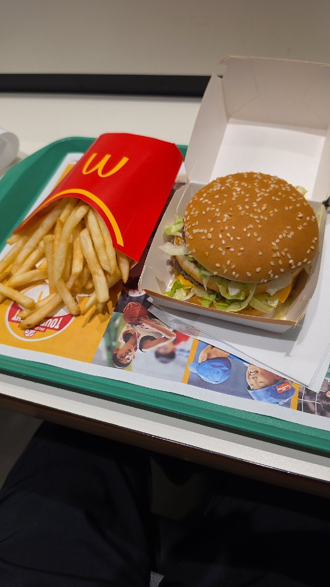 arizigoku's tweet photo. カラオケ7時間位歌っちゃった🎤
声の調子良かったなぁ😊

帰りにマックで夜ご飯🍔 🍟
美味い😋

#マクドナルド #マック #ビッグマック #ポテト https://t.co/JAOWGeq81E