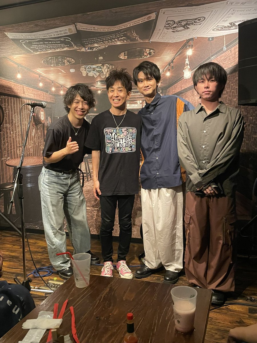zhNEL4SzNBTcok3's tweet photo. クリニック通院日記
(627)     8/1(土)ぞのニ
「#ROLLINGMAN」
続いては、地元の
🍜#近藤りょうや🎸くんでした。大阪で一度聞いたことがあるので、二度目ましてでした。
「4年前に、
🙌#常陸淳🙌さんとは、
一緒にライブしたことがあります」
それは、前回、今年と同じく、ワールドサッカー⚽️があって、その話をしたことから、4年前だったと分かったそうです。
「バレーボールのように、毎年一回ライブしましょう、それとも、もっと、、」と言うことでした。