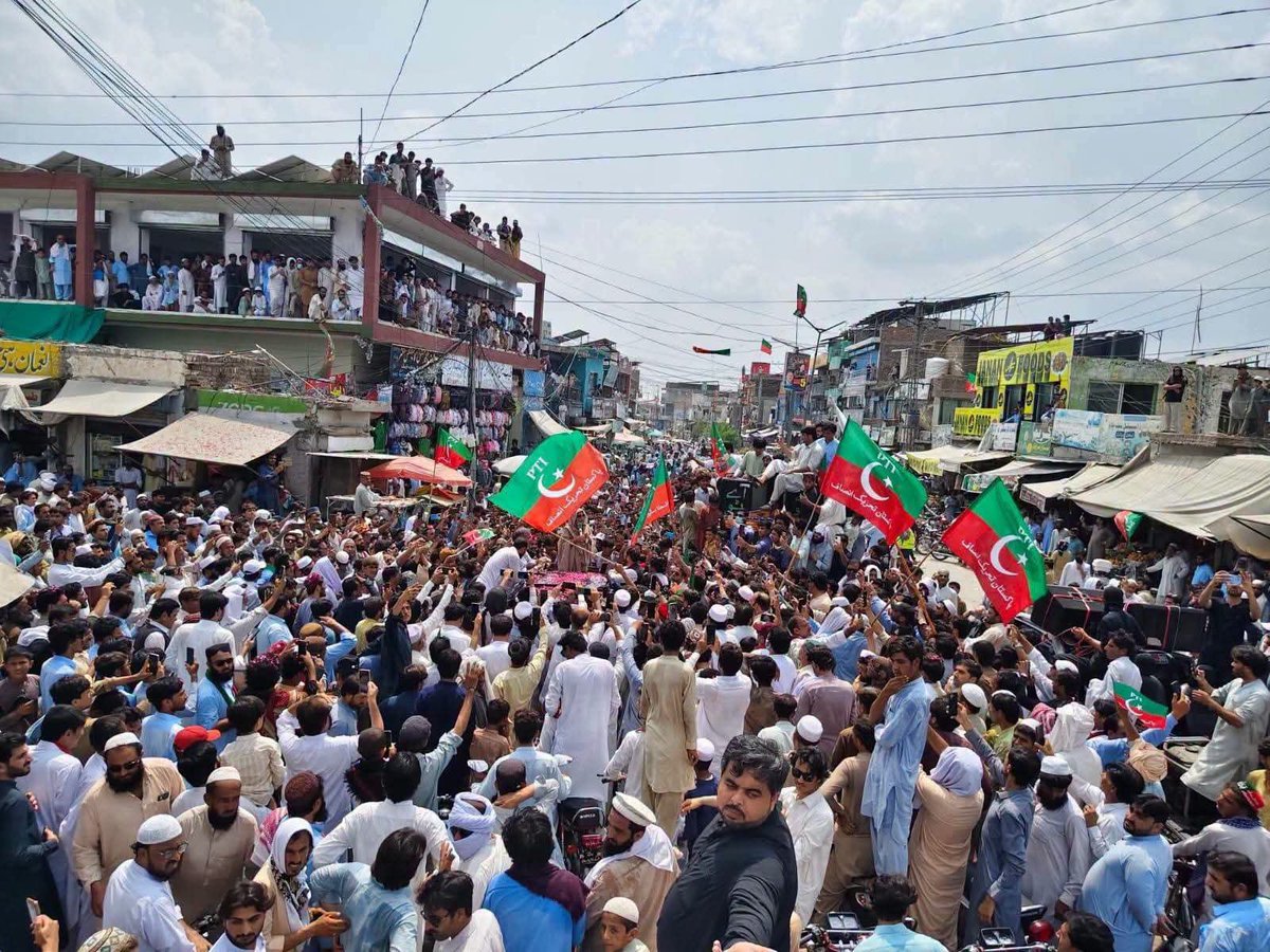_khan_x's tweet photo. کرک/صدام چوک کے مناظر! کرک عمران خان کی ہمشیرہ علیمہ خان کیلئے آمڈ آیا۔
#ناحق_قید_کے_3سال https://t.co/AW3XcrAd1b