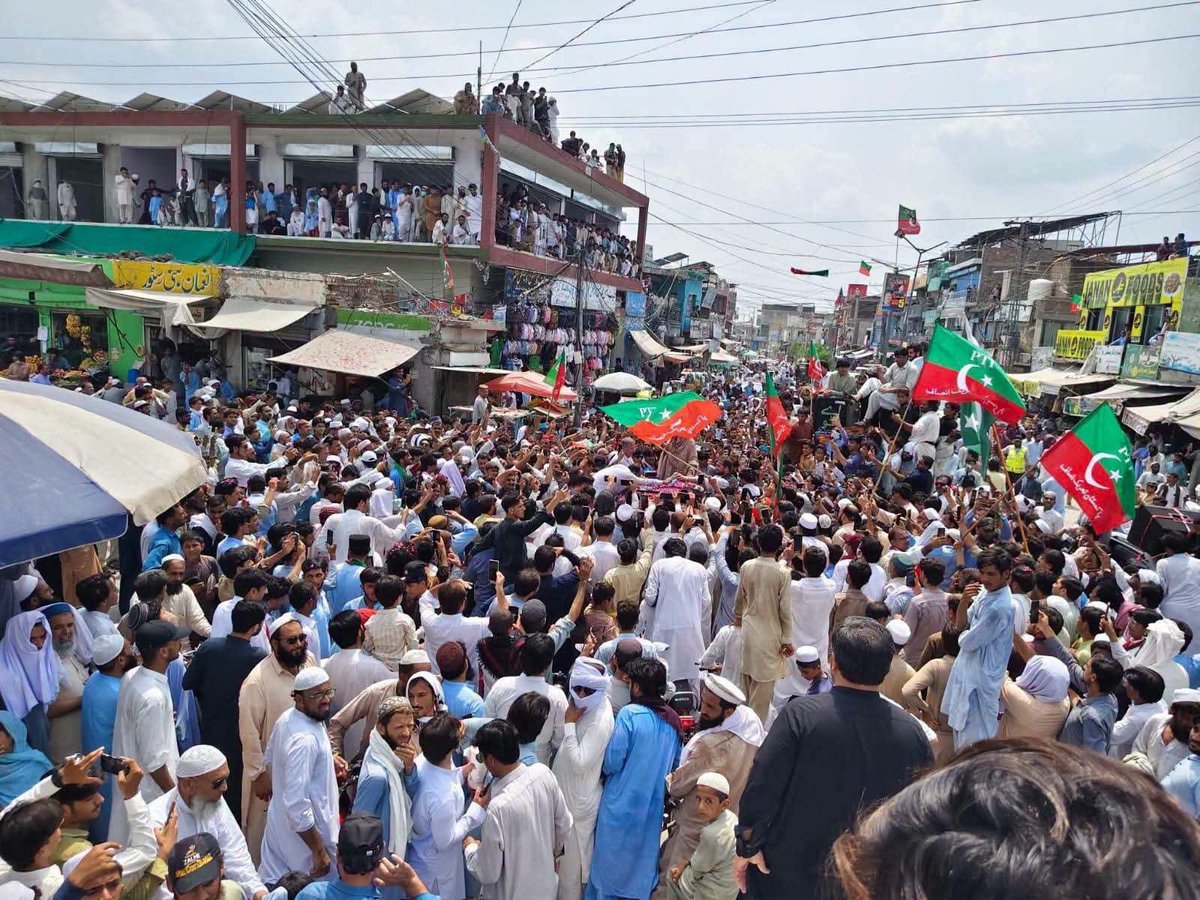 _khan_x's tweet photo. کرک/صدام چوک کے مناظر! کرک عمران خان کی ہمشیرہ علیمہ خان کیلئے آمڈ آیا۔
#ناحق_قید_کے_3سال https://t.co/AW3XcrAd1b