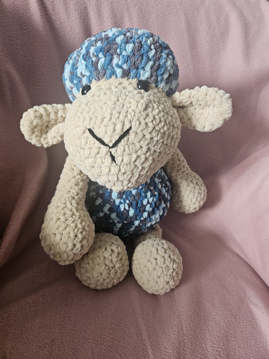 eule1712's tweet photo. Jetzt wisst ihr woher eure bunte Wolle her kommt. Gezüchtet aus meinen Händen😂.
Und gaaaaanz flauschig🥰
#häkeln
#Handarbeitsclub https://t.co/BWfEyGDHej