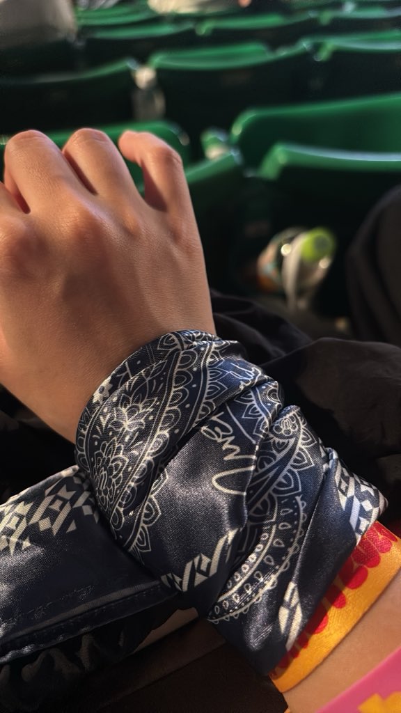redhero_magic's tweet photo. UVERworldのバンダナ持ってきたけど使い方分からんくてとりあえず手に巻いておいた笑 https://t.co/wvlxYf43bz