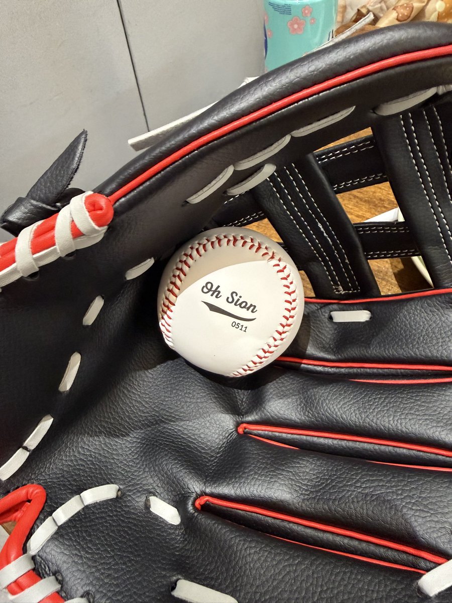 seeonocean_'s tweet photo. Woahh the fan customized the baseball with Sion's name and birthday on it! 😆⚾️ https://t.co/3ht2eaUWwE