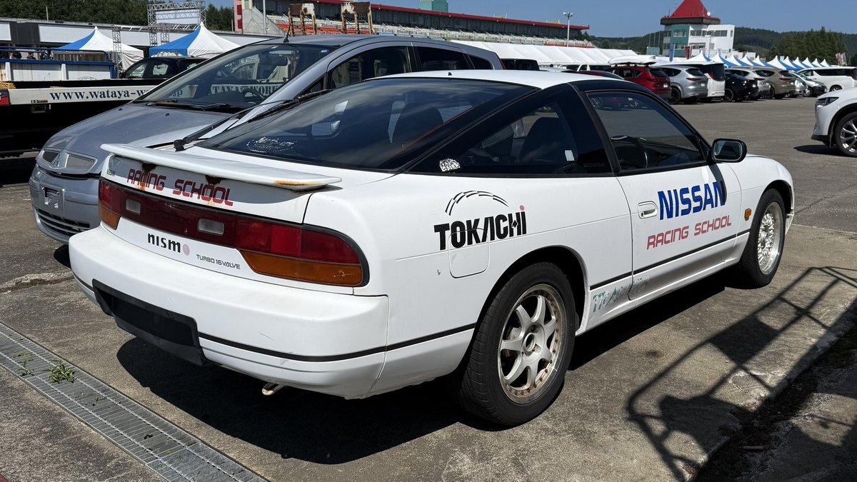 Nix_Dektara's tweet photo. 200SXの右ハンドルUK仕様とかいう日本じゃ十勝以外存在しないだろうという癖強個体
先週の段階で白は目撃されてましたがメインスタンド裏には赤のセーフティーカーが隠されてました https://t.co/xE5CAwqaOT